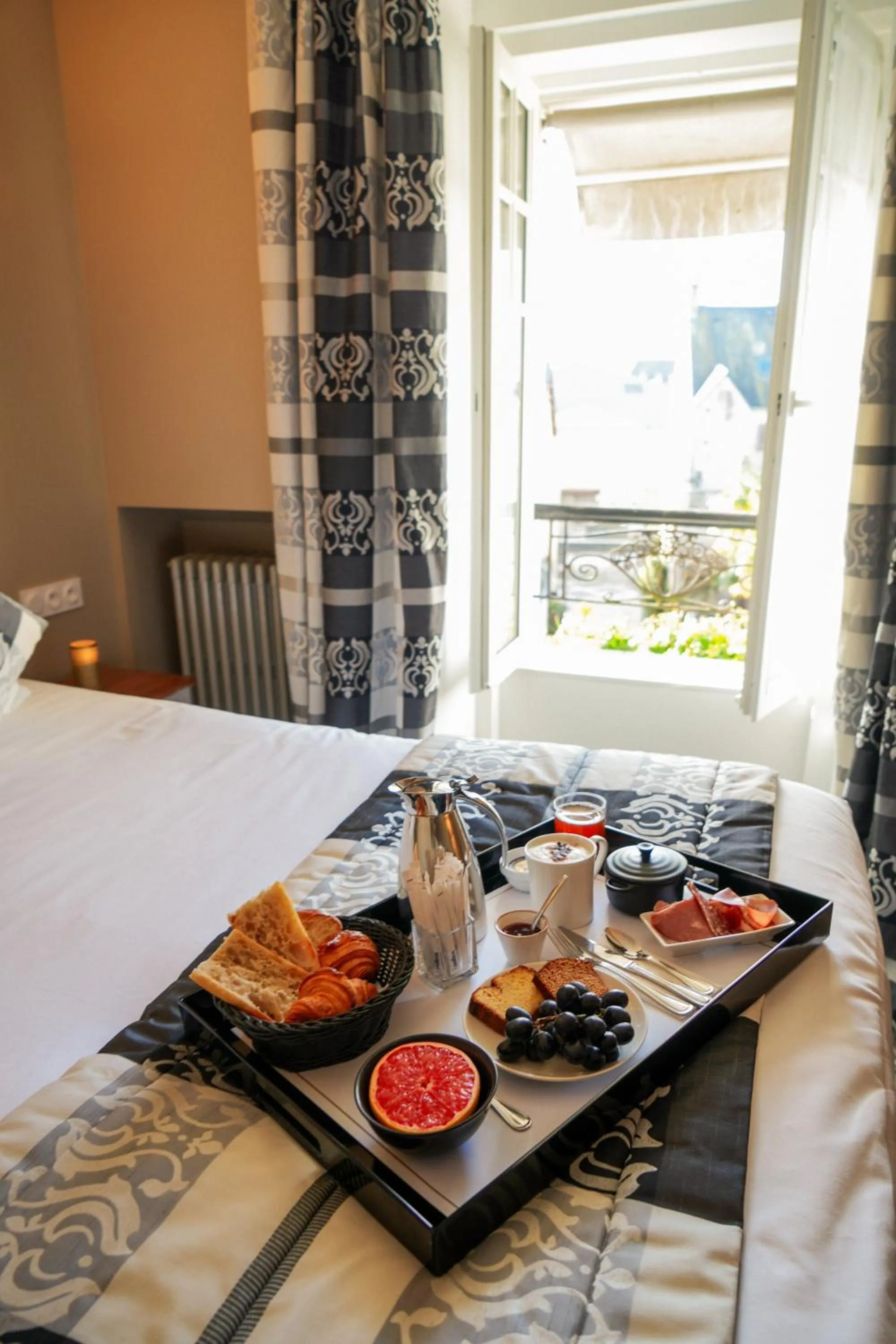 Continental breakfast, Bed in Hotel Le Lion D'Or et Restaurant La Table Du Lion