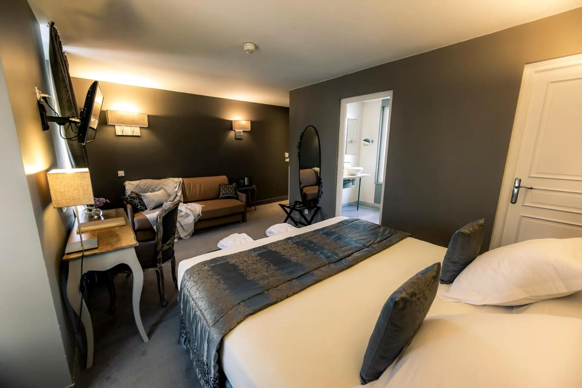 Photo of the whole room, Bed in Hotel Le Lion D'Or et Restaurant La Table Du Lion