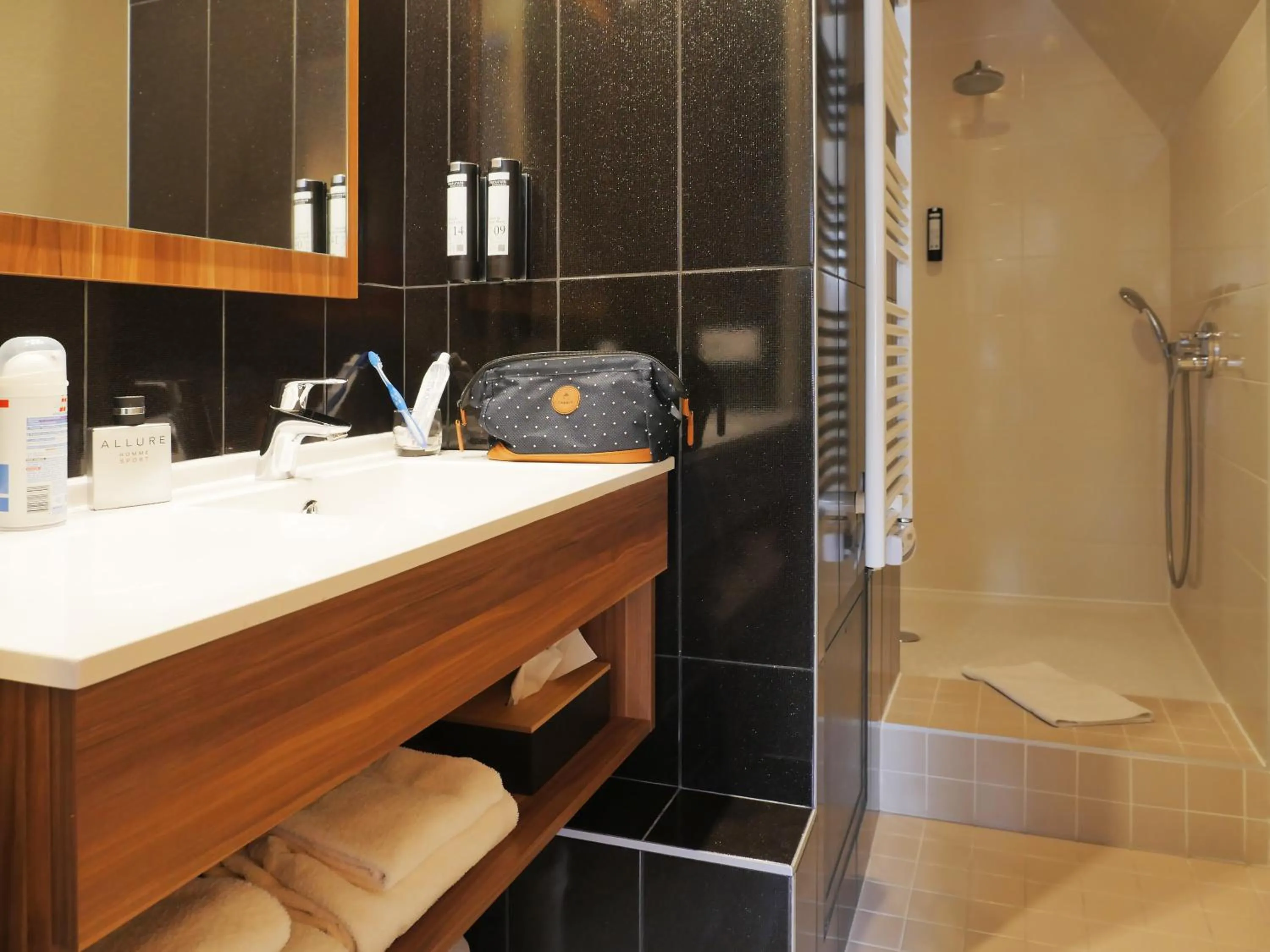 Shower in Best Western Hotel Atrium Valence