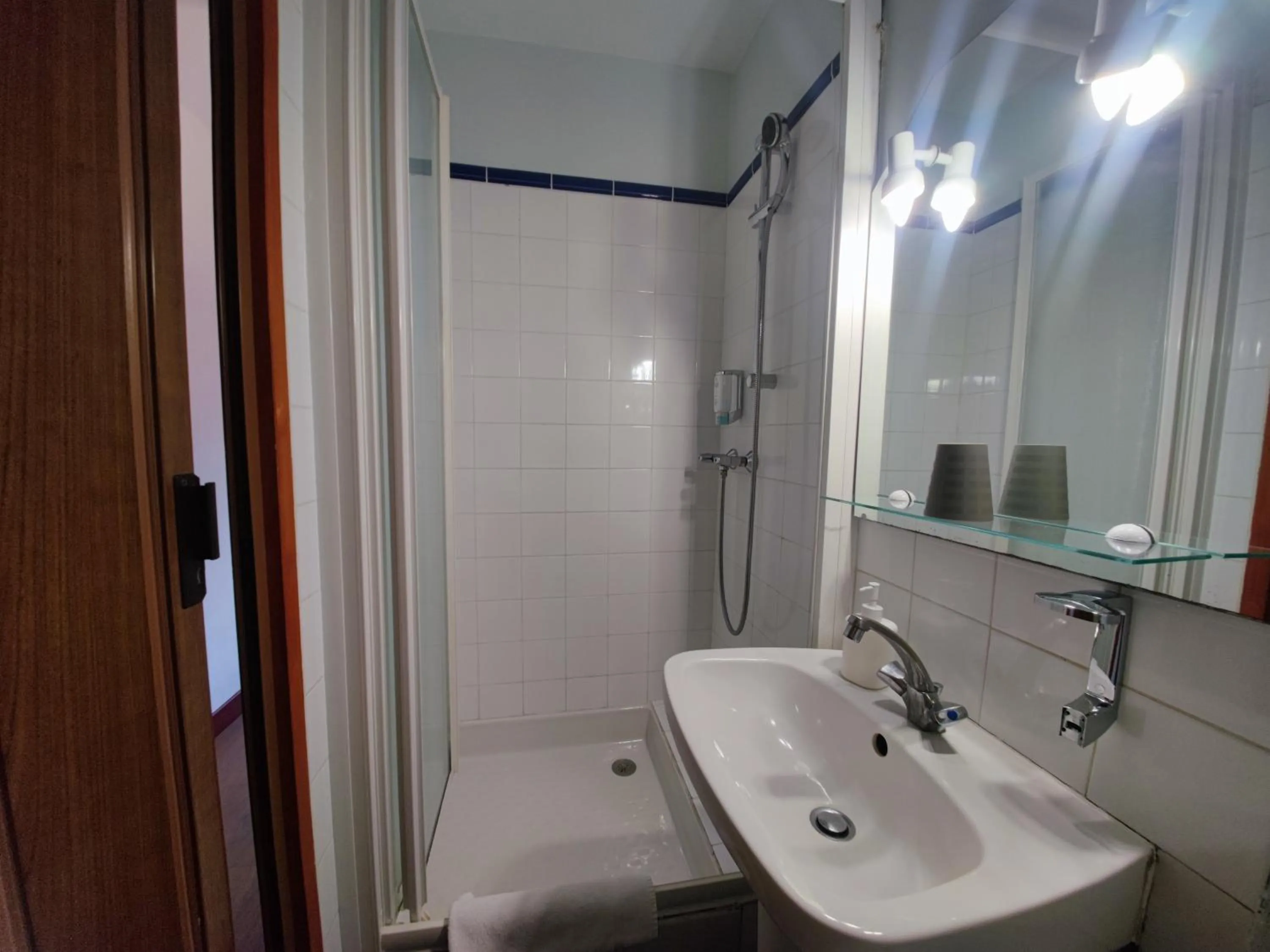 Shower in Hôtel Riquet