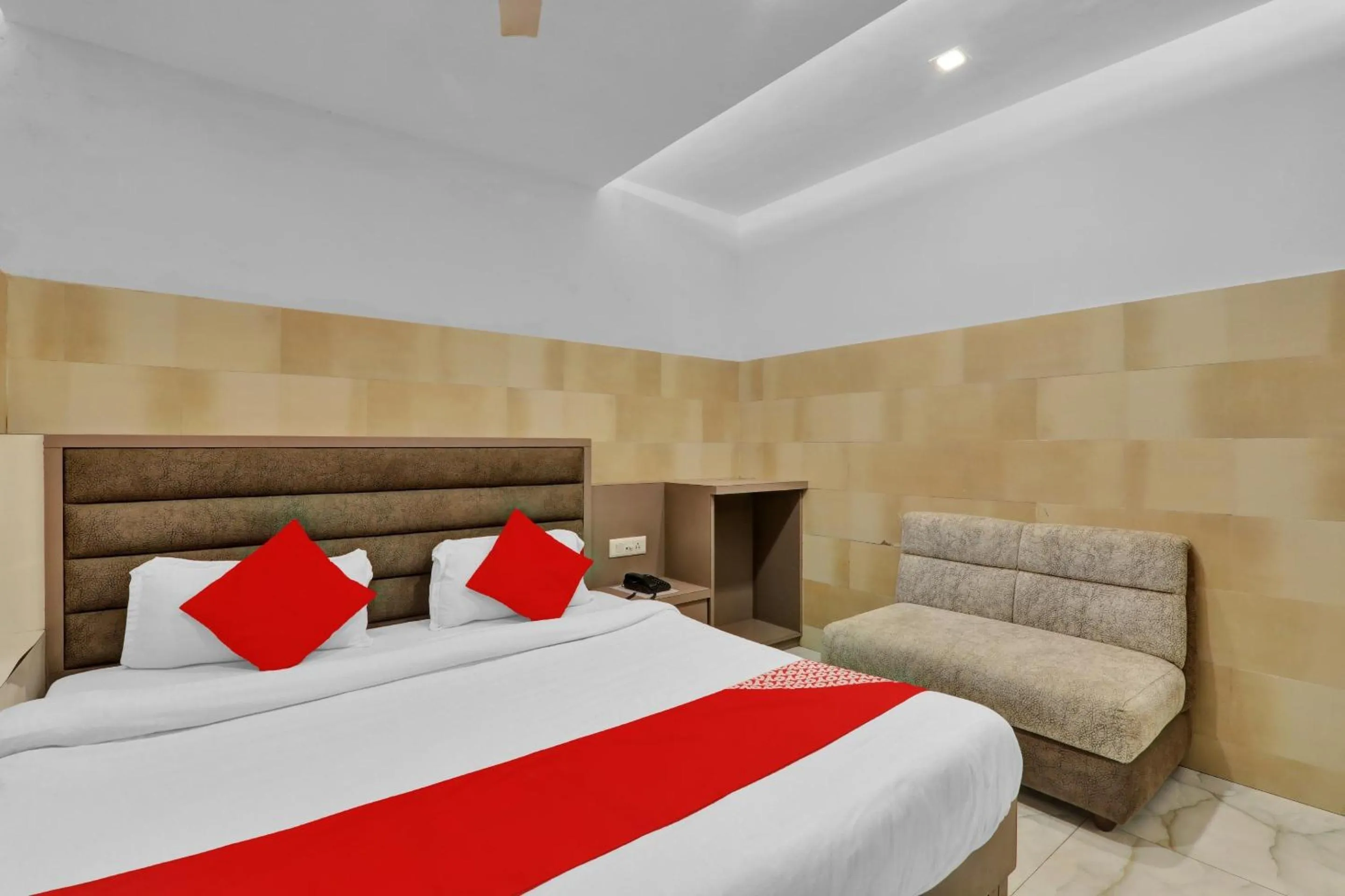 Lobby or reception, Bed in Super Hotel O Sada Shiv Guest House