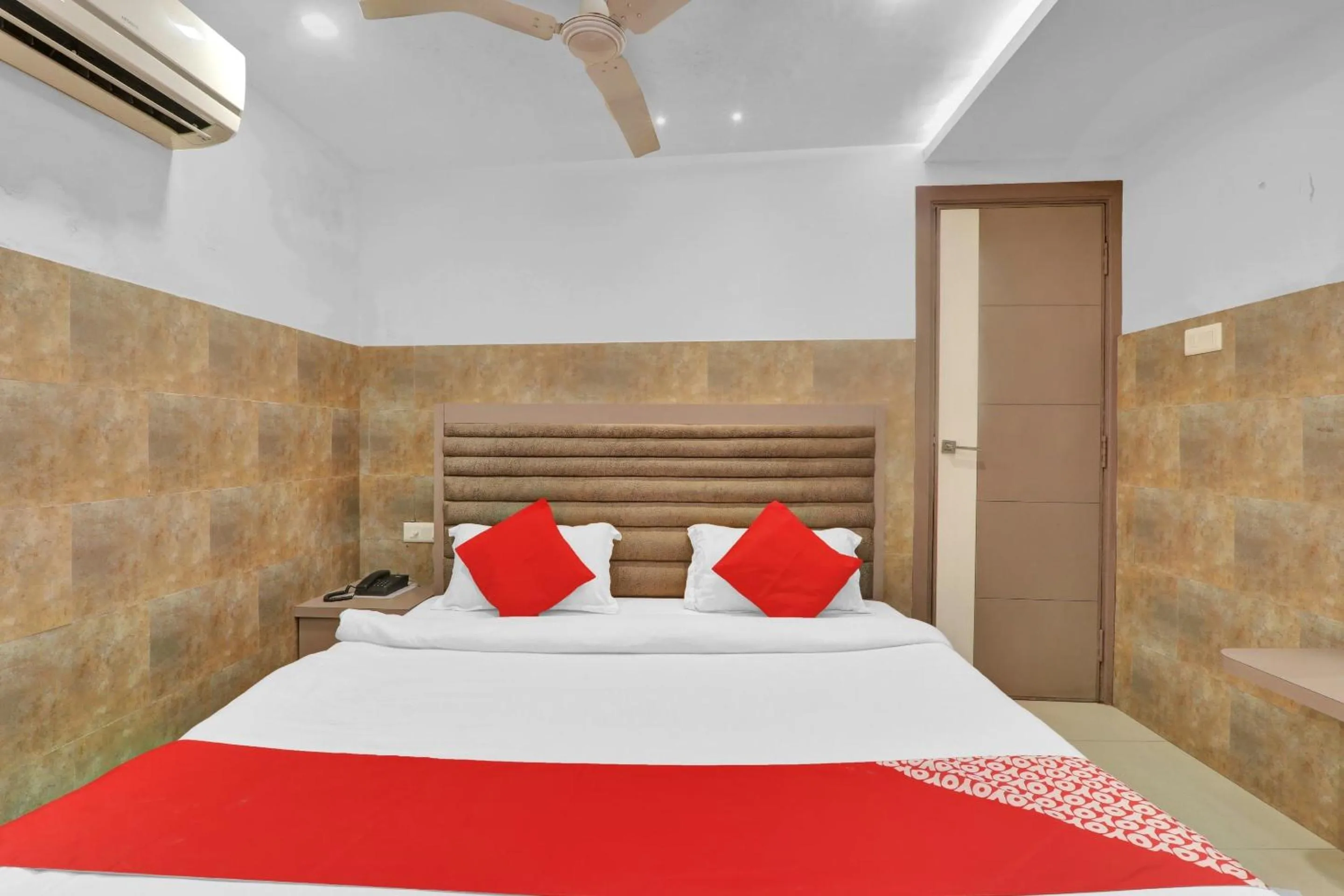 Facade/entrance, Bed in Super Hotel O Sada Shiv Guest House