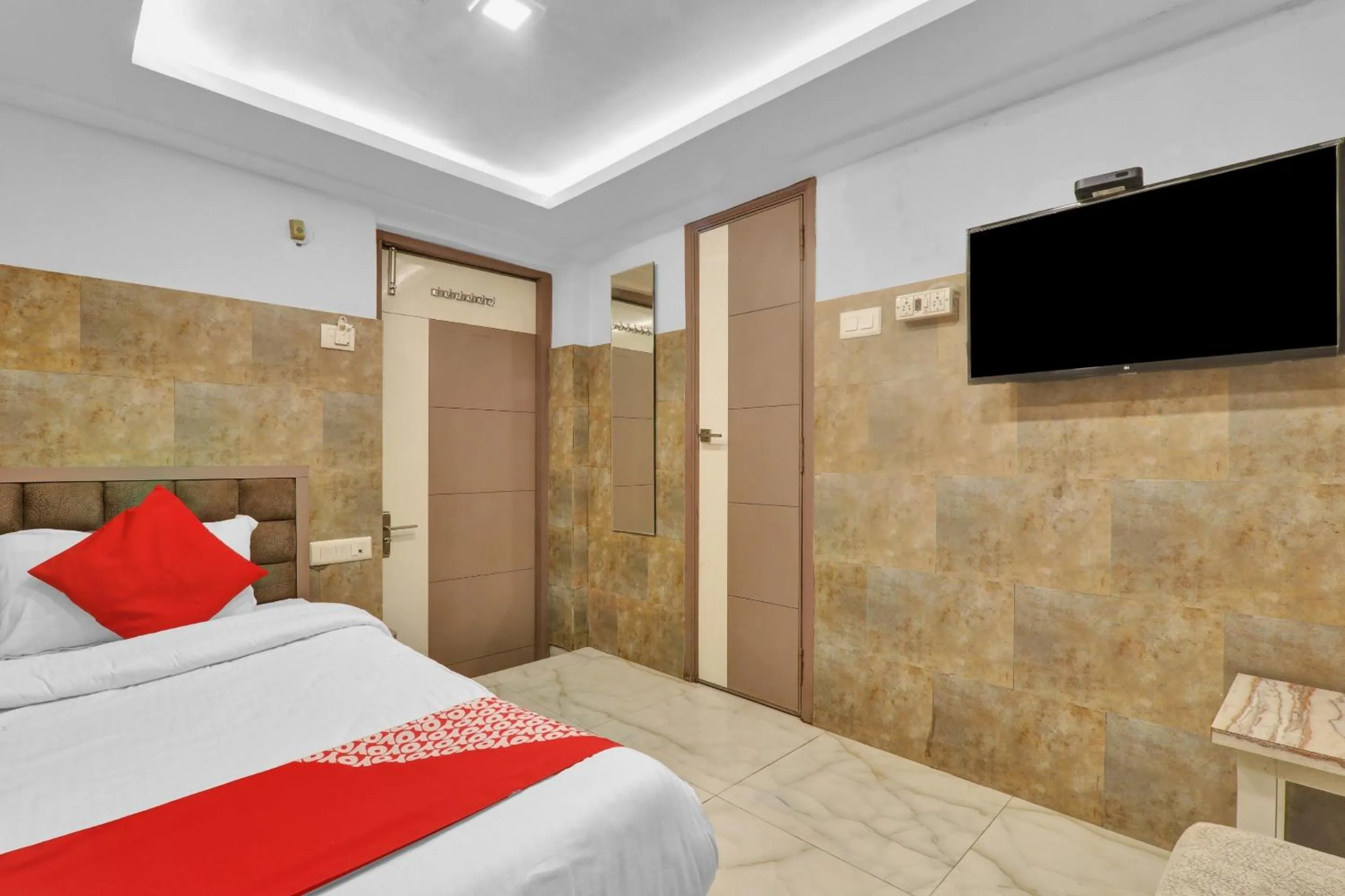 Bedroom, Bed in Super Hotel O Sada Shiv Guest House