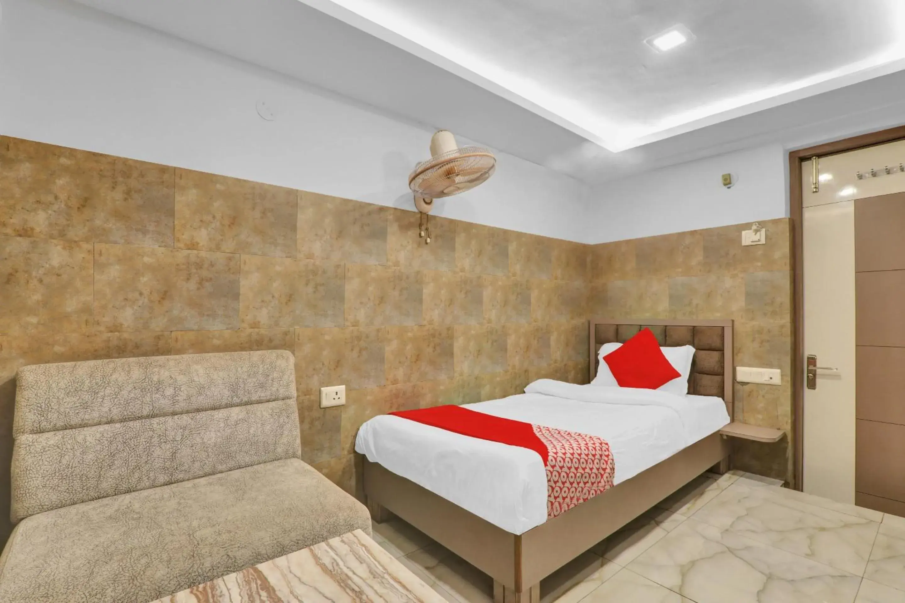 Standard Double Room - single occupancy in Super Hotel O Sada Shiv Guest House Standard Double Room - single occupancy in Super Hotel O Sada Shiv Guest House