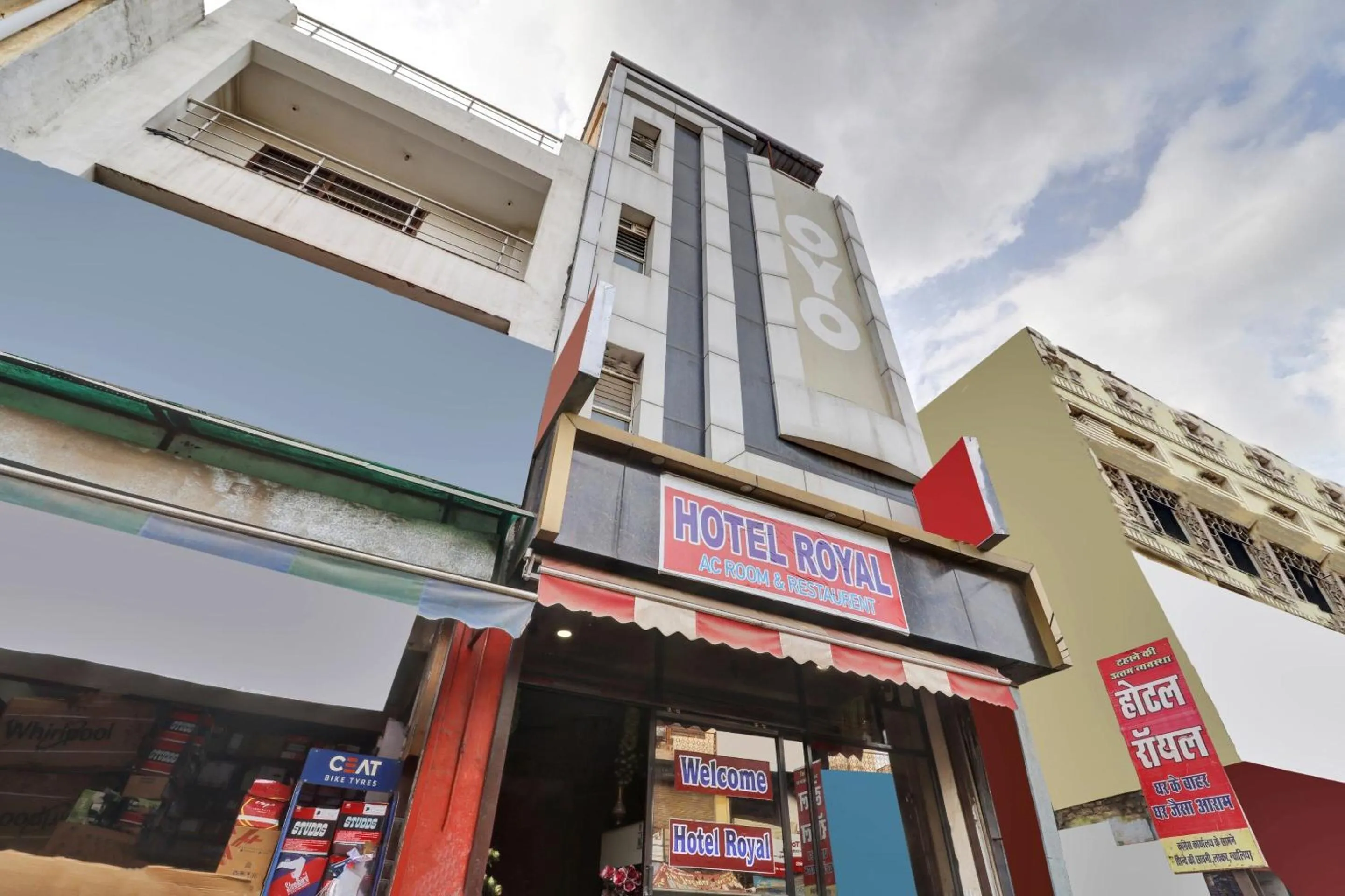 Facade/entrance in OYO 82518 hotel Royal in