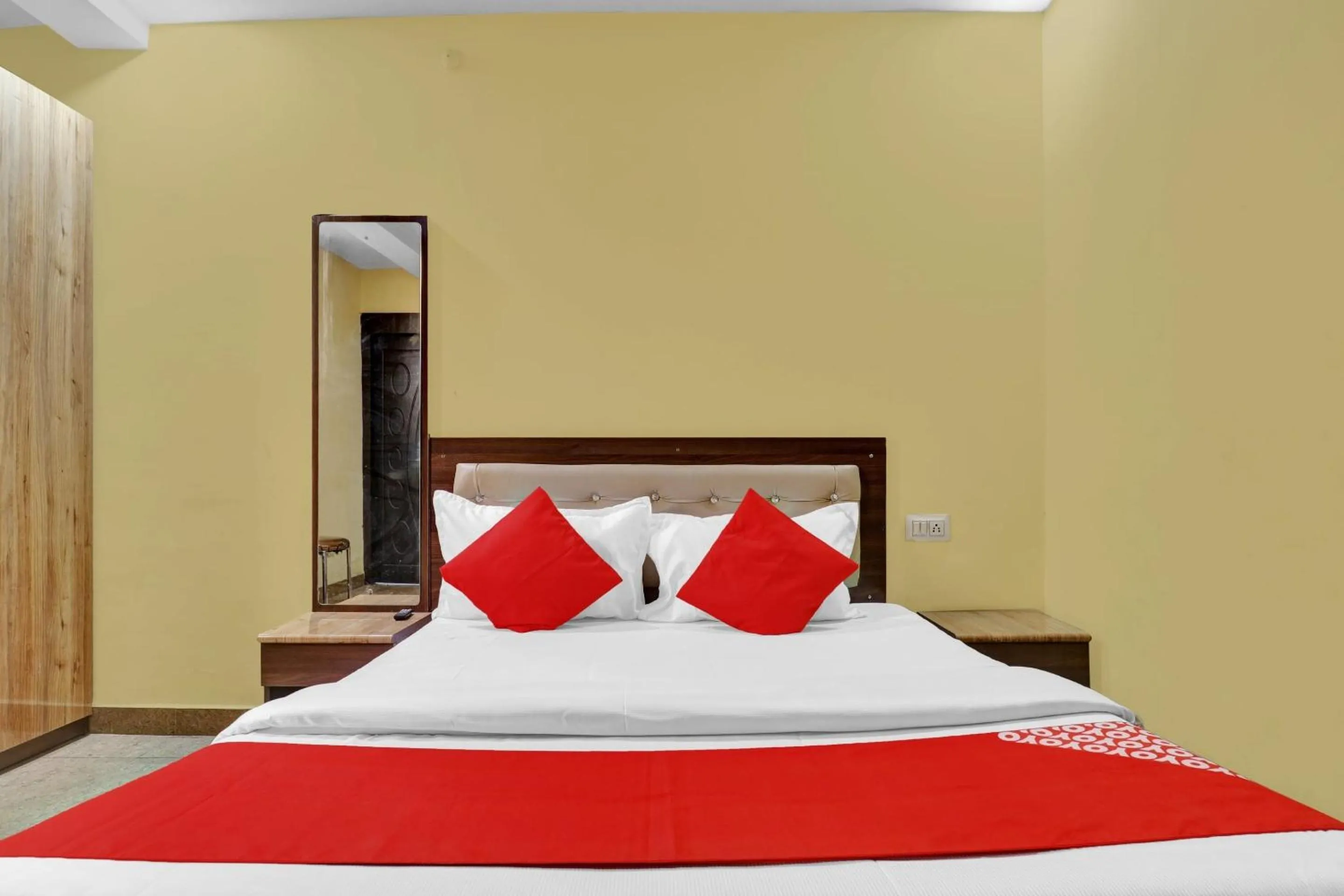 Bedroom, Bed in OYO 82518 hotel Royal in