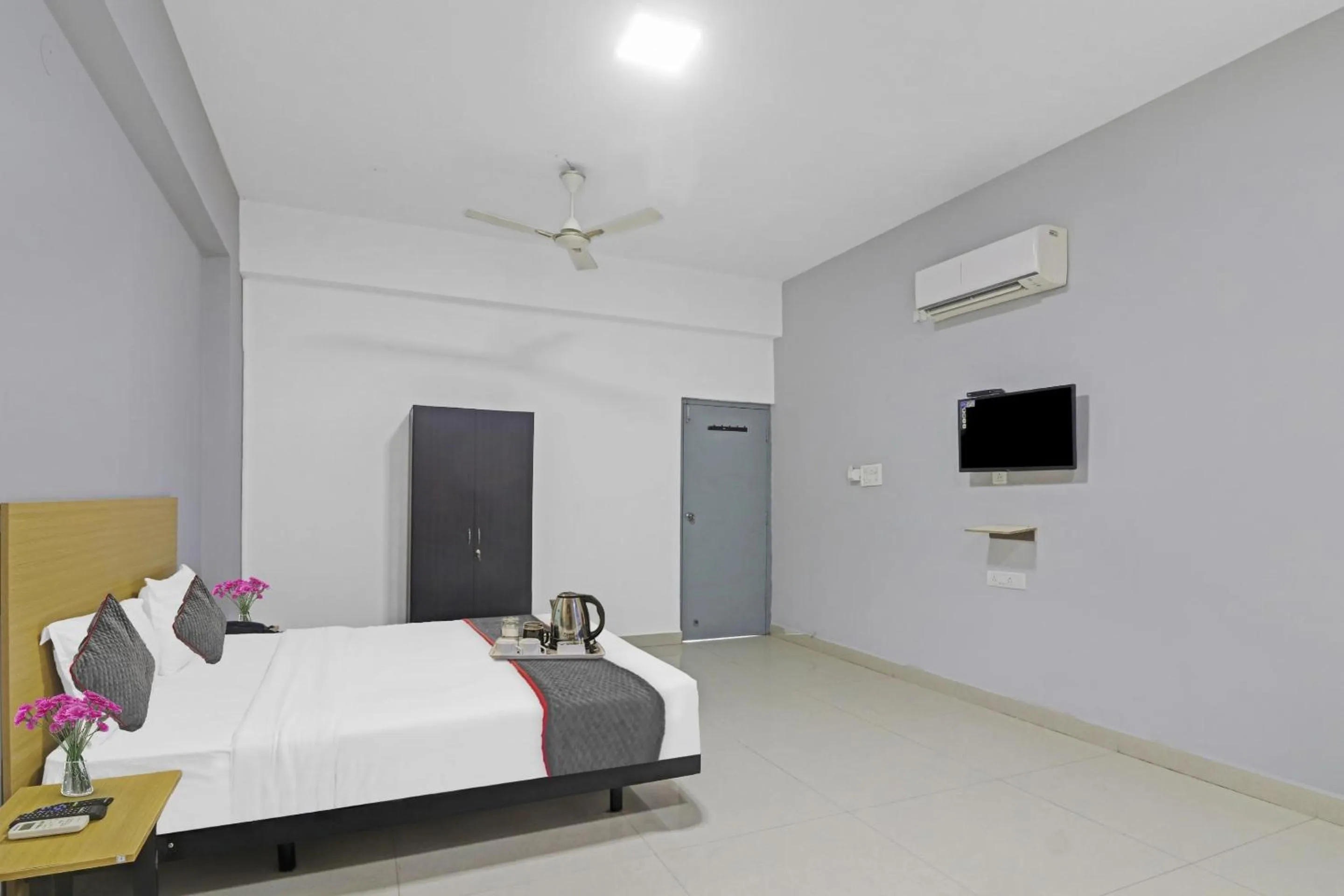 Bedroom, Bed in Townhouse Hotel White Orchid Inn