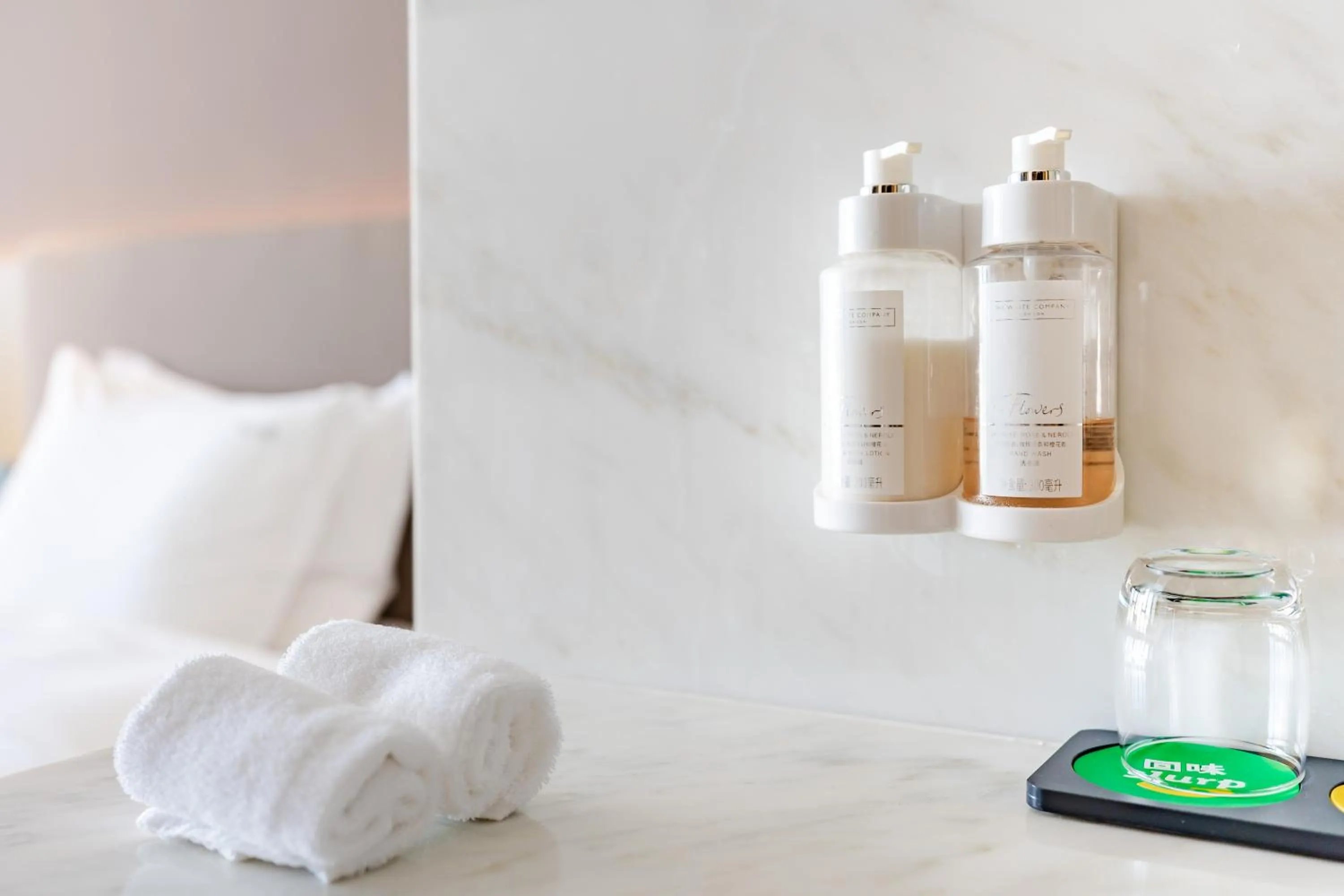 Bed in Holiday Inn One Thousand Island Lake by IHG