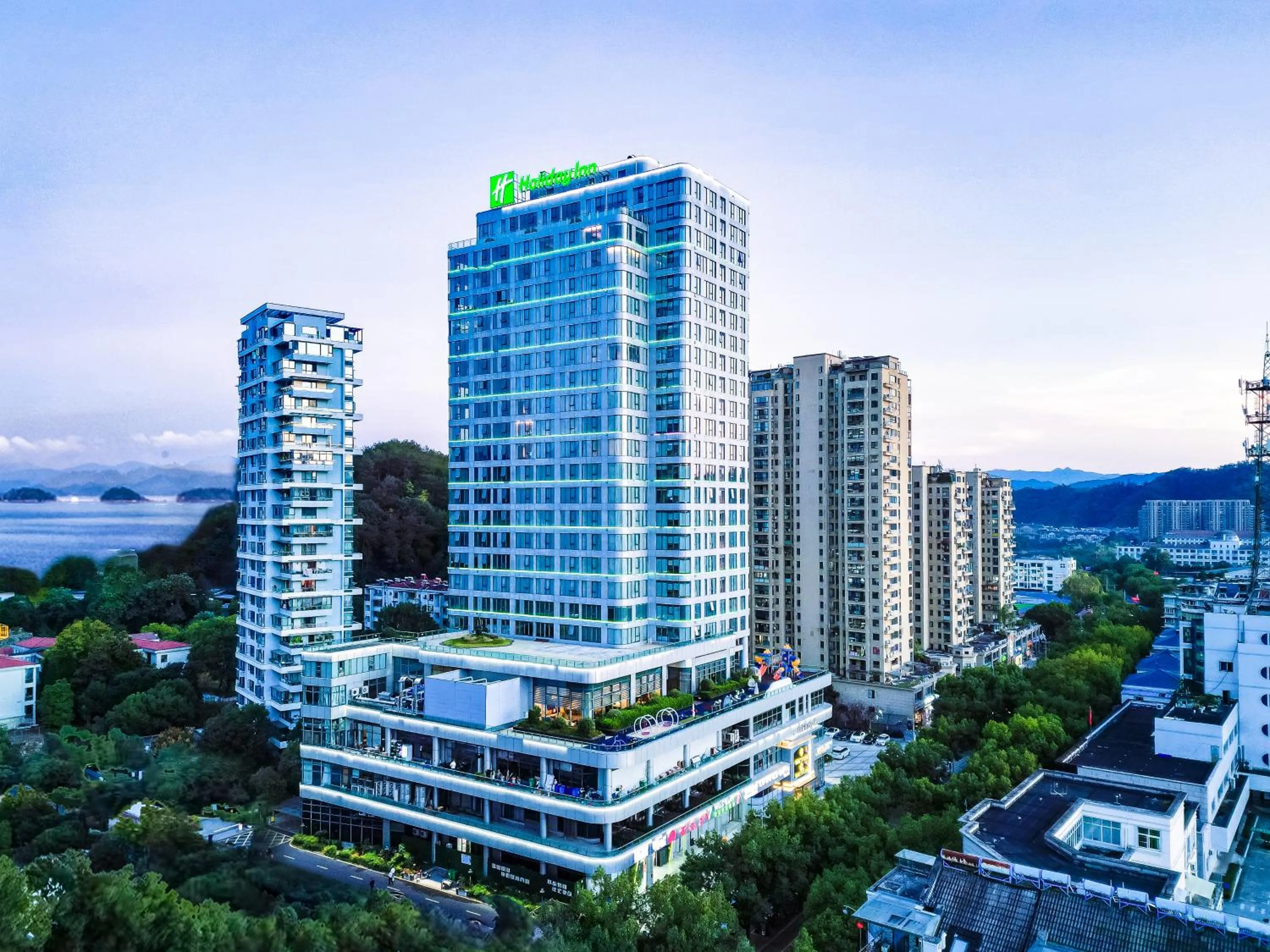 Property building in Holiday Inn One Thousand Island Lake by IHG