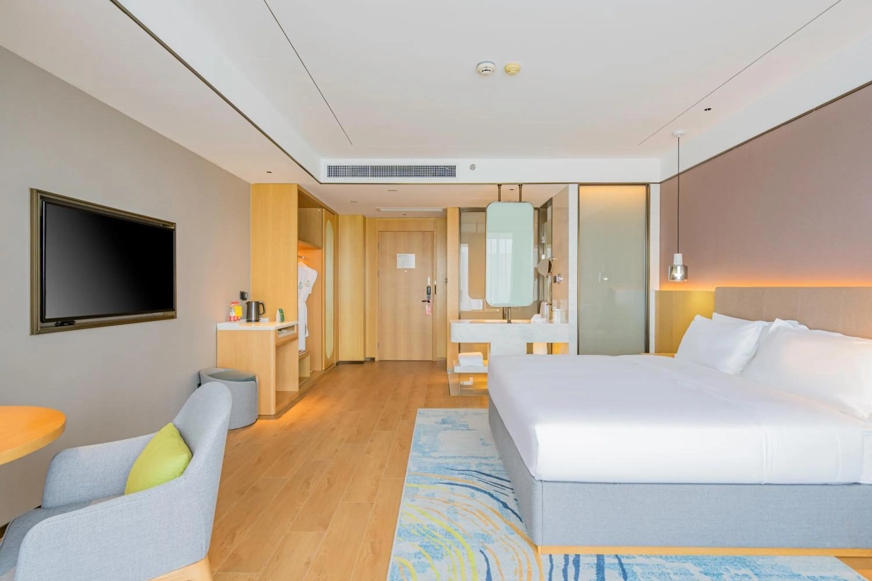 Photo of the whole room, Bed in Holiday Inn One Thousand Island Lake by IHG