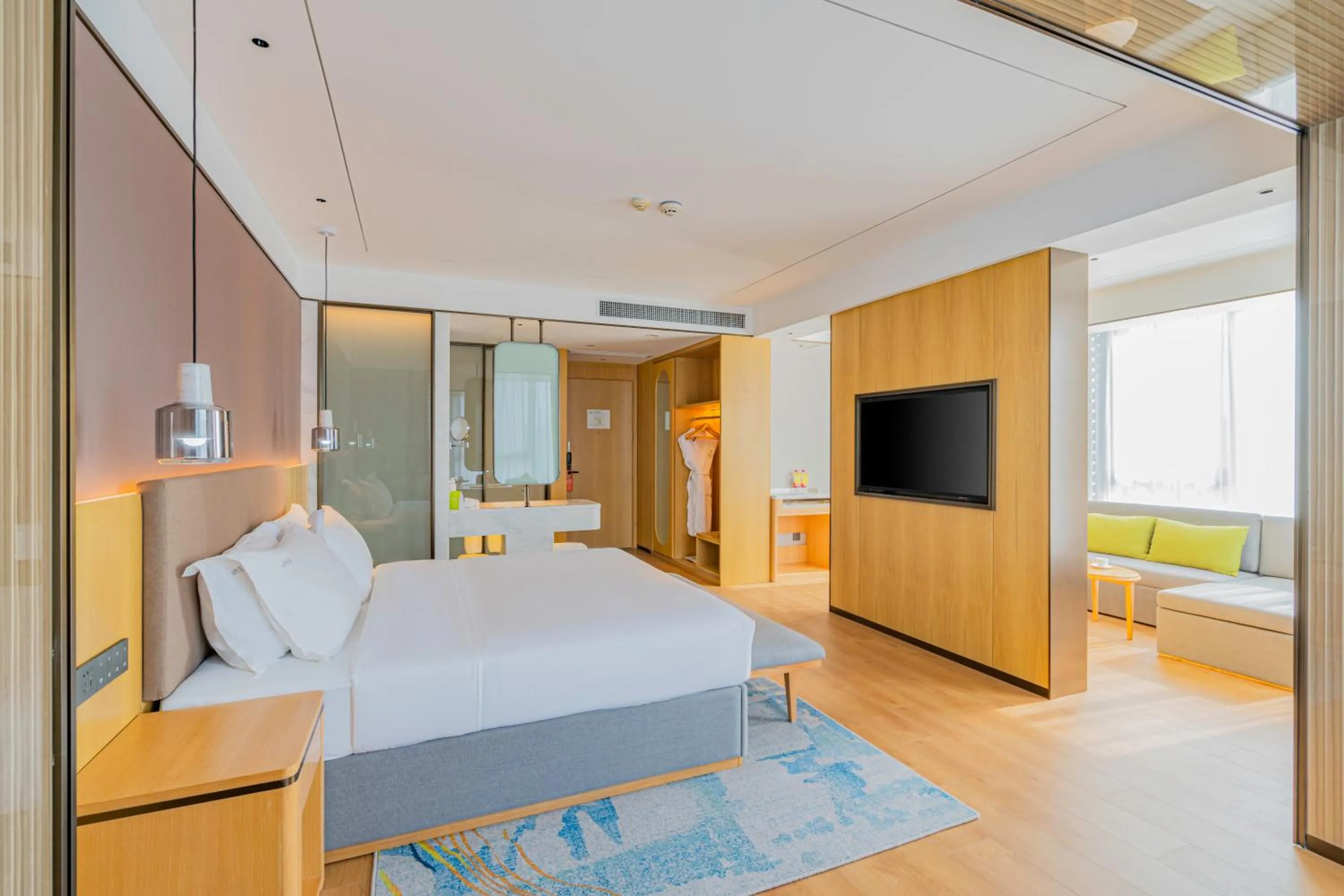 Photo of the whole room, Bed in Holiday Inn One Thousand Island Lake by IHG