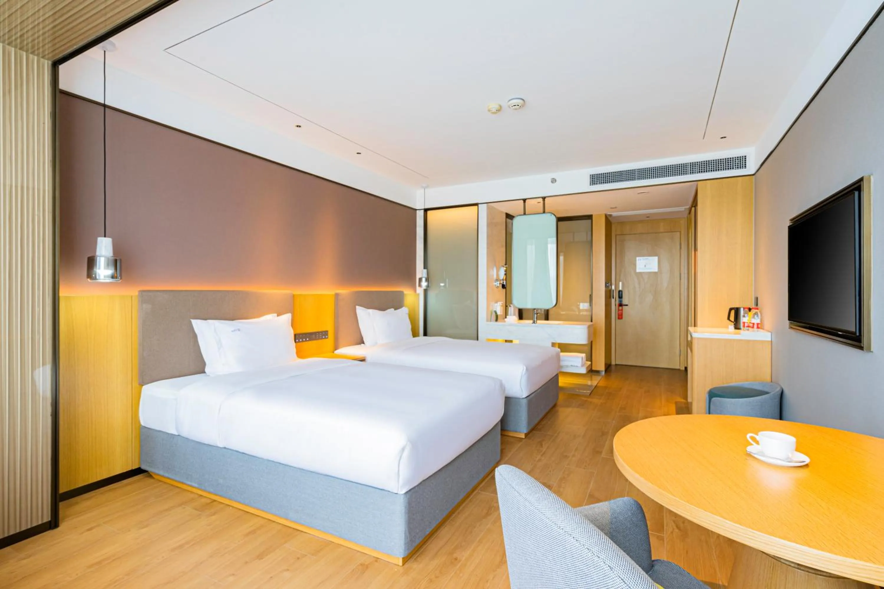 Photo of the whole room, Bed in Holiday Inn One Thousand Island Lake by IHG