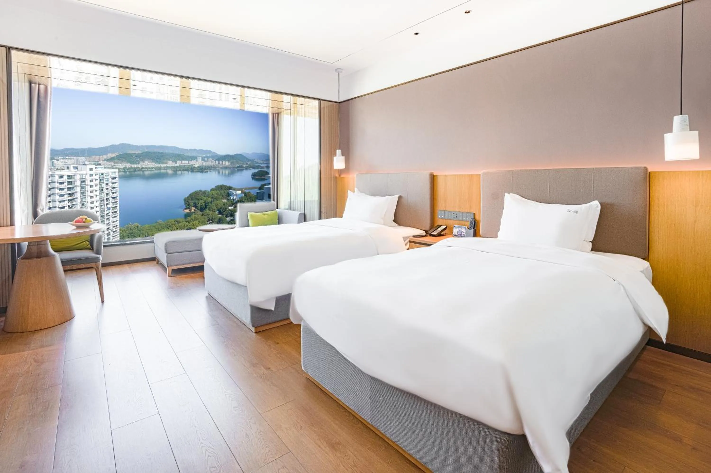 Bed in Holiday Inn One Thousand Island Lake by IHG