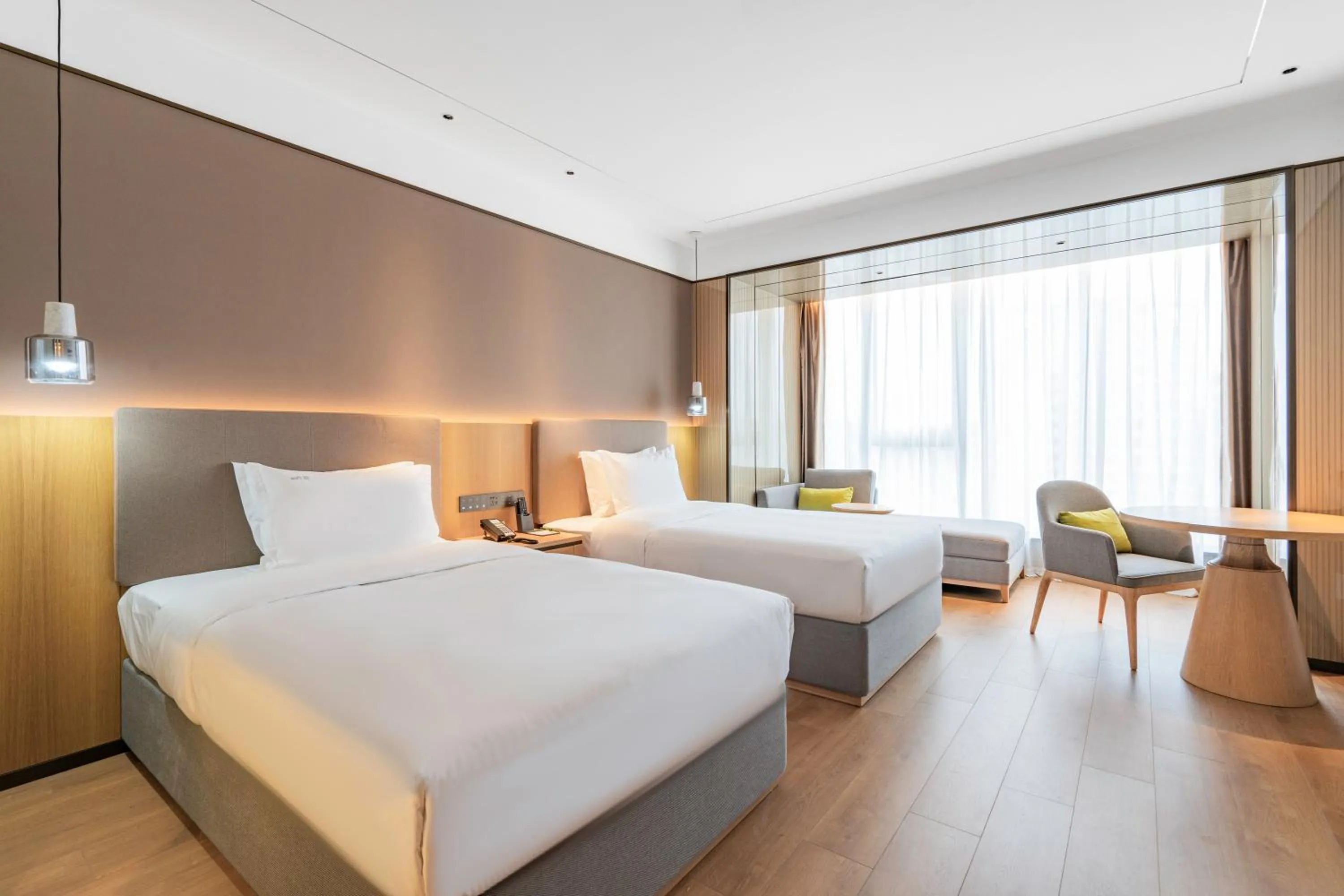 Photo of the whole room, Bed in Holiday Inn One Thousand Island Lake by IHG