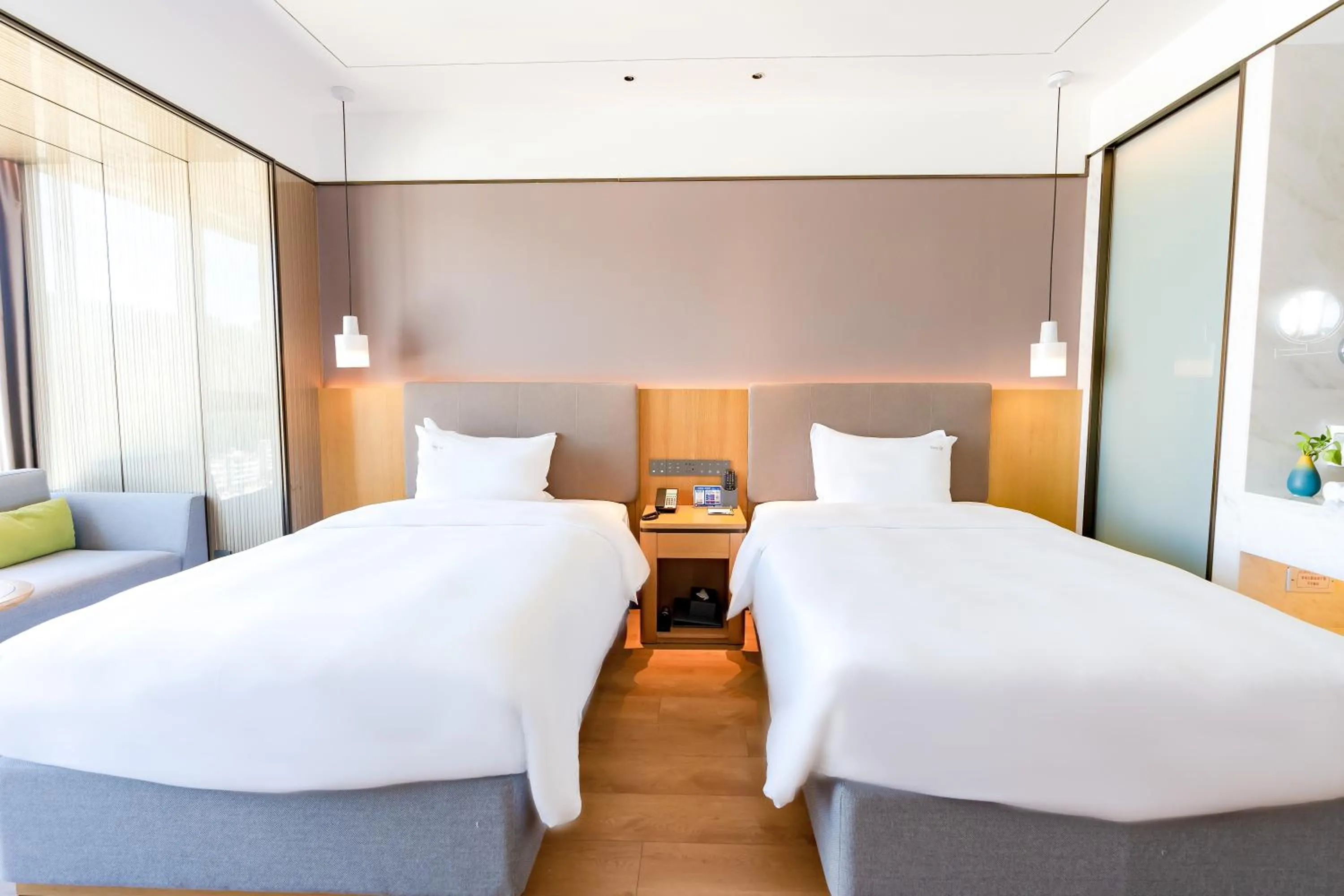 Bed in Holiday Inn One Thousand Island Lake by IHG