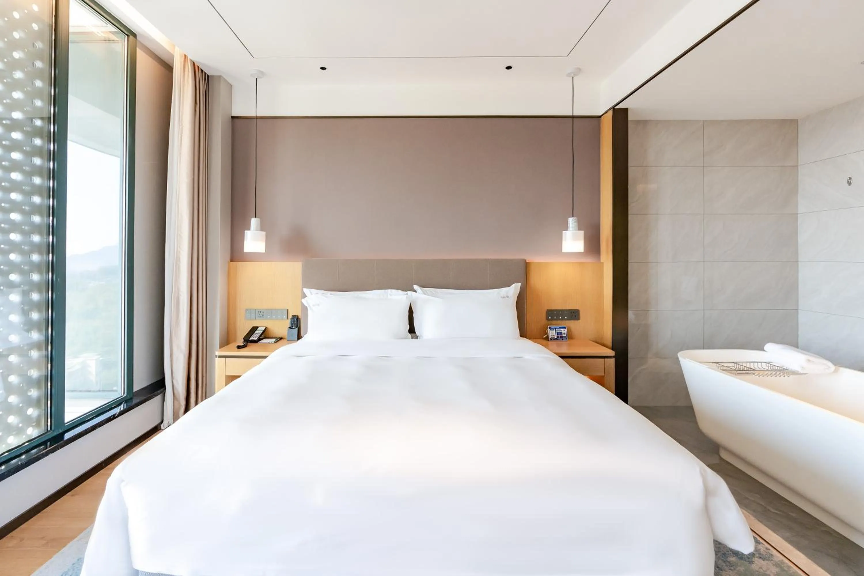 Bed in Holiday Inn One Thousand Island Lake by IHG