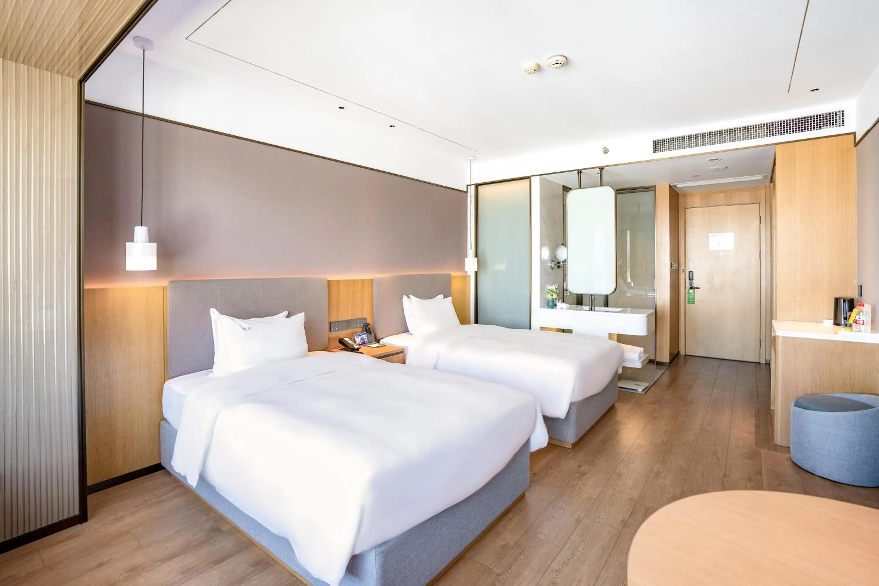 Bed in Holiday Inn One Thousand Island Lake by IHG