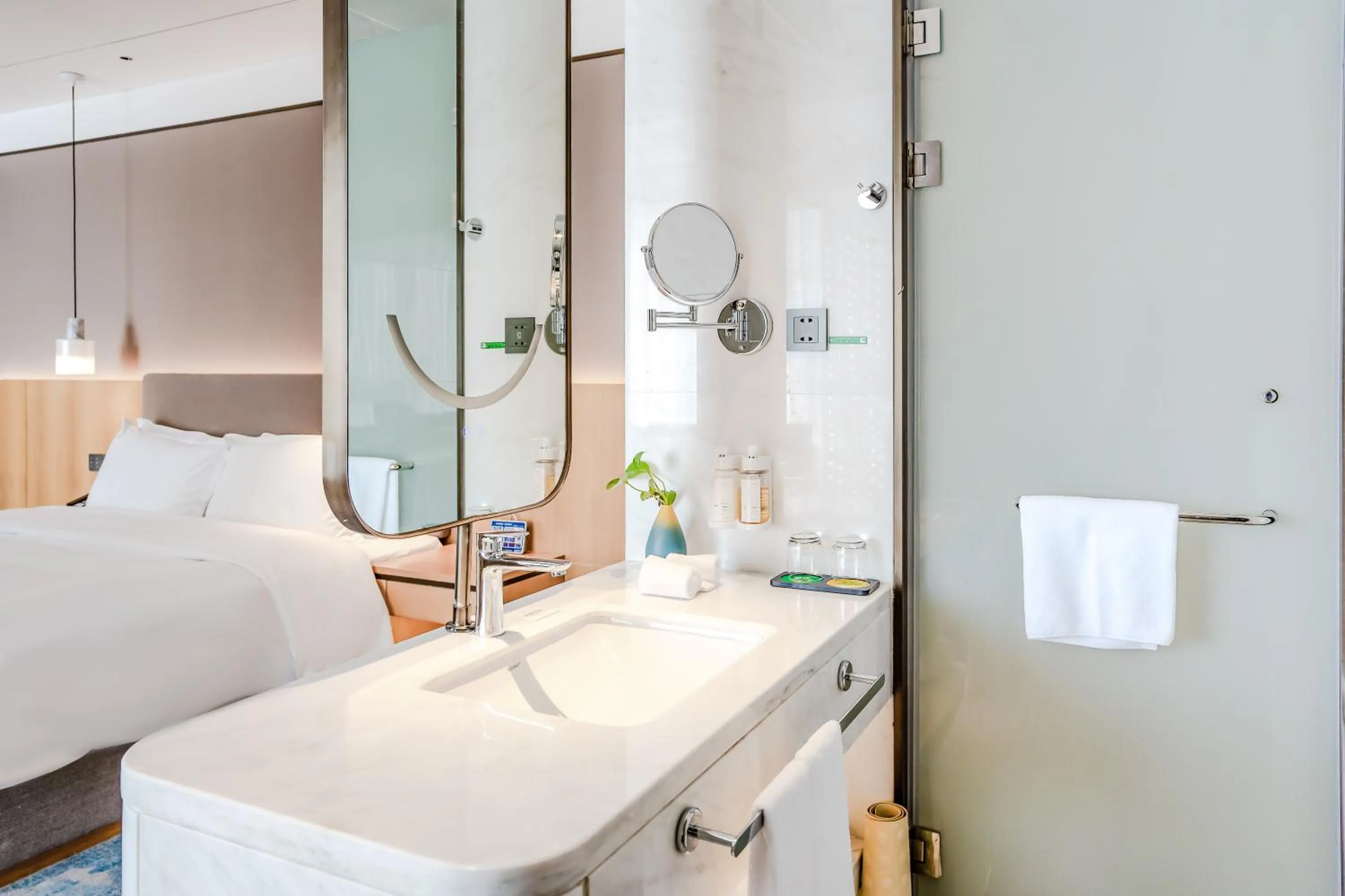 Bed in Holiday Inn One Thousand Island Lake by IHG