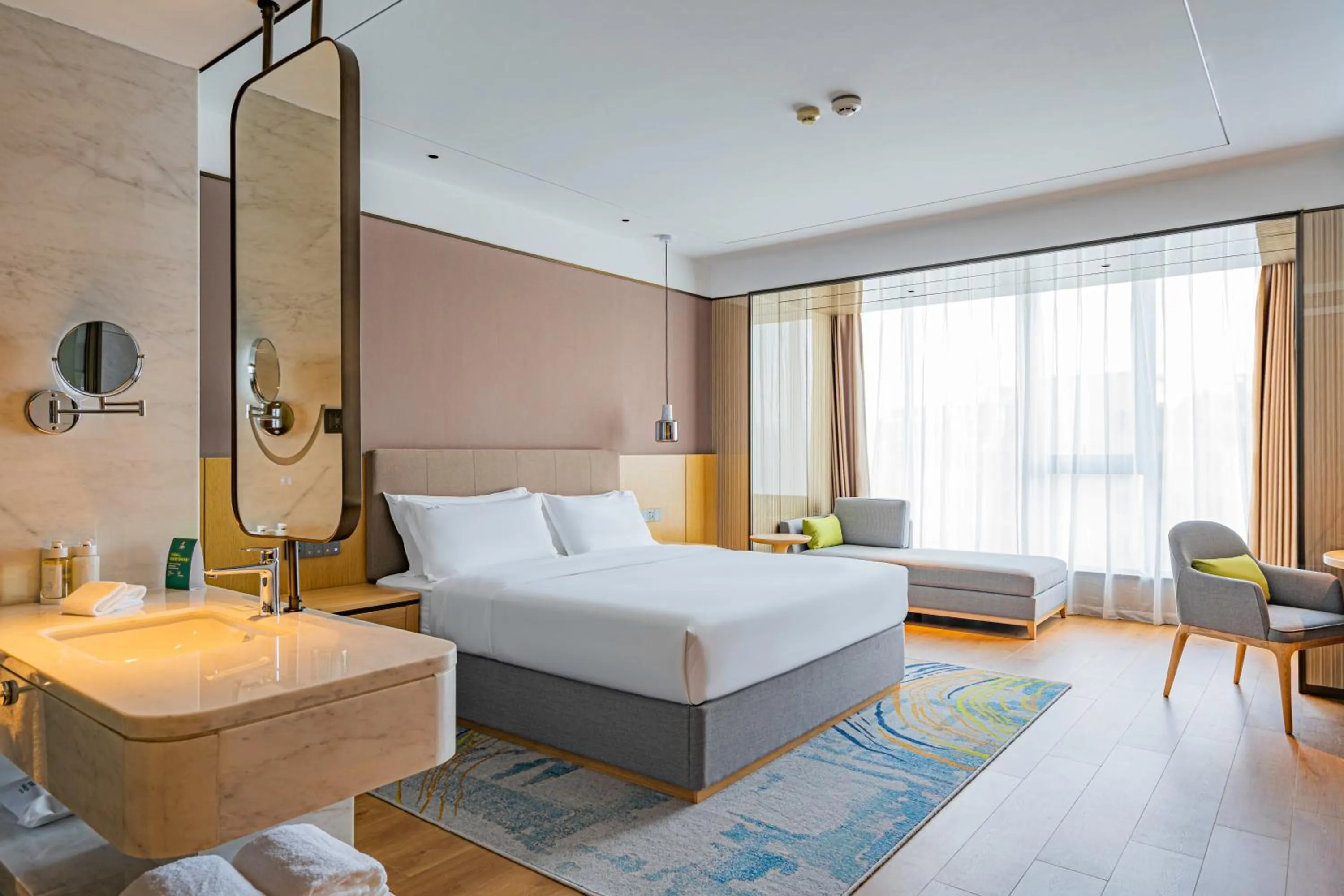 Photo of the whole room, Bed in Holiday Inn One Thousand Island Lake by IHG