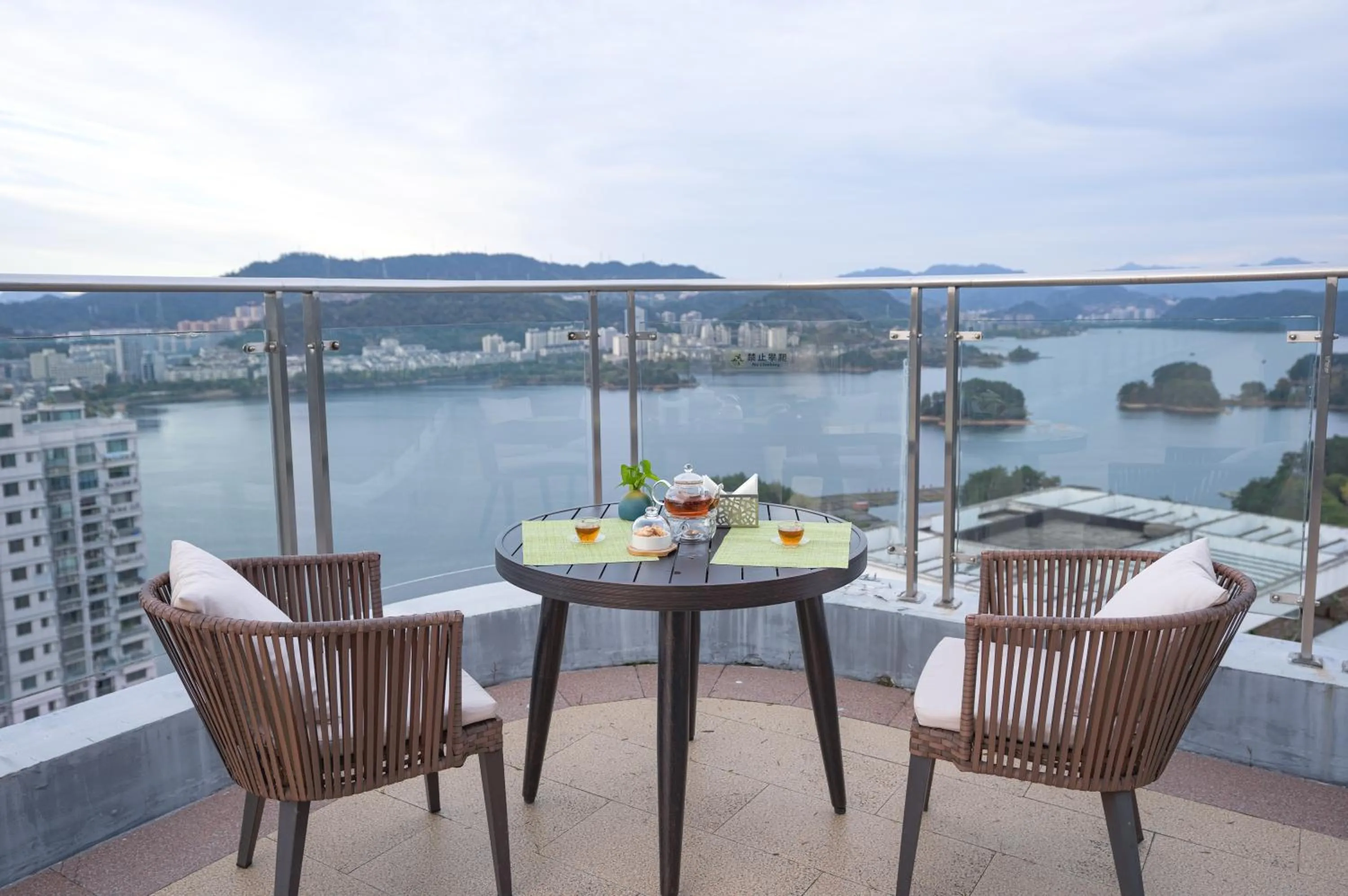Balcony/Terrace in Holiday Inn One Thousand Island Lake by IHG