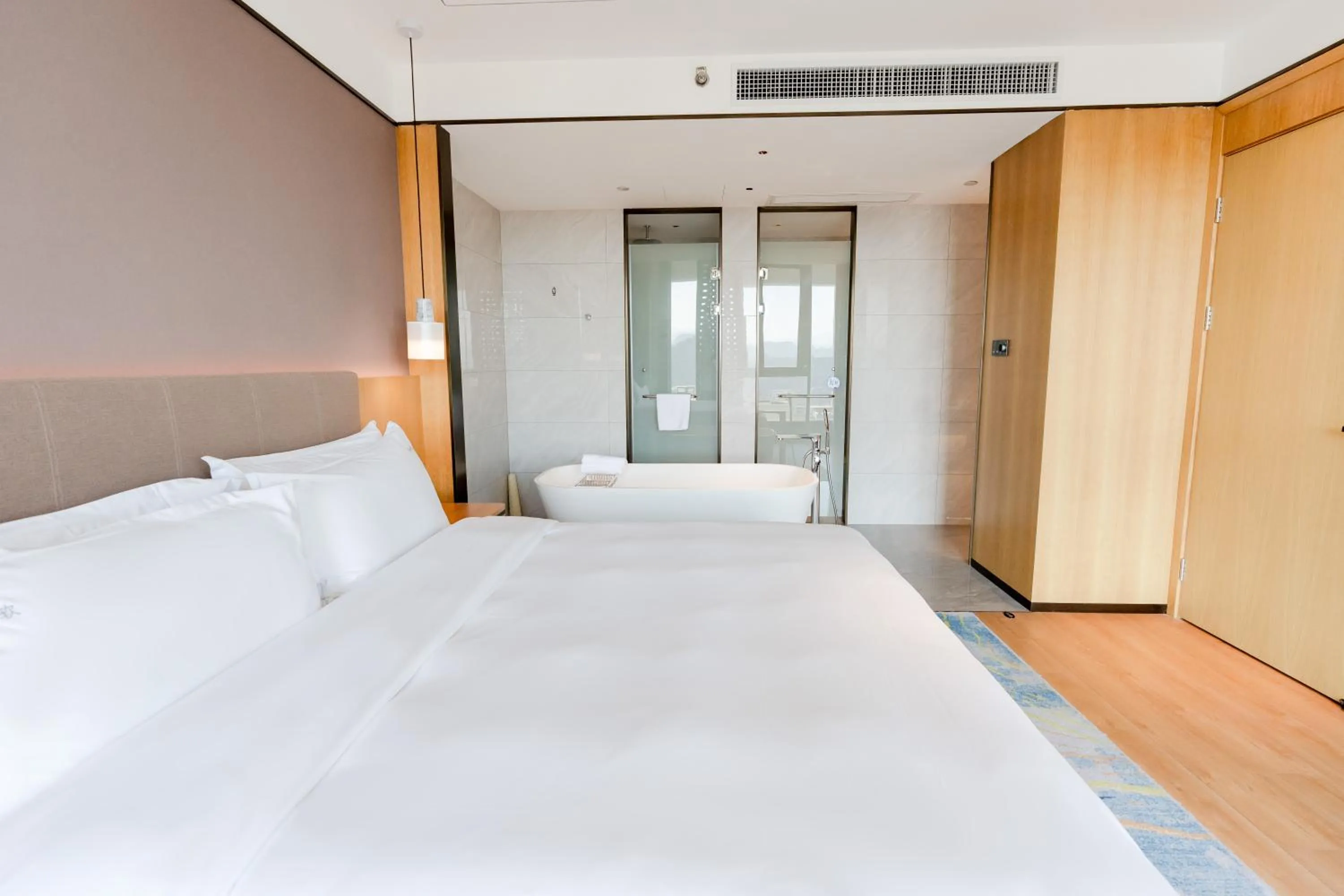 Bed in Holiday Inn One Thousand Island Lake by IHG