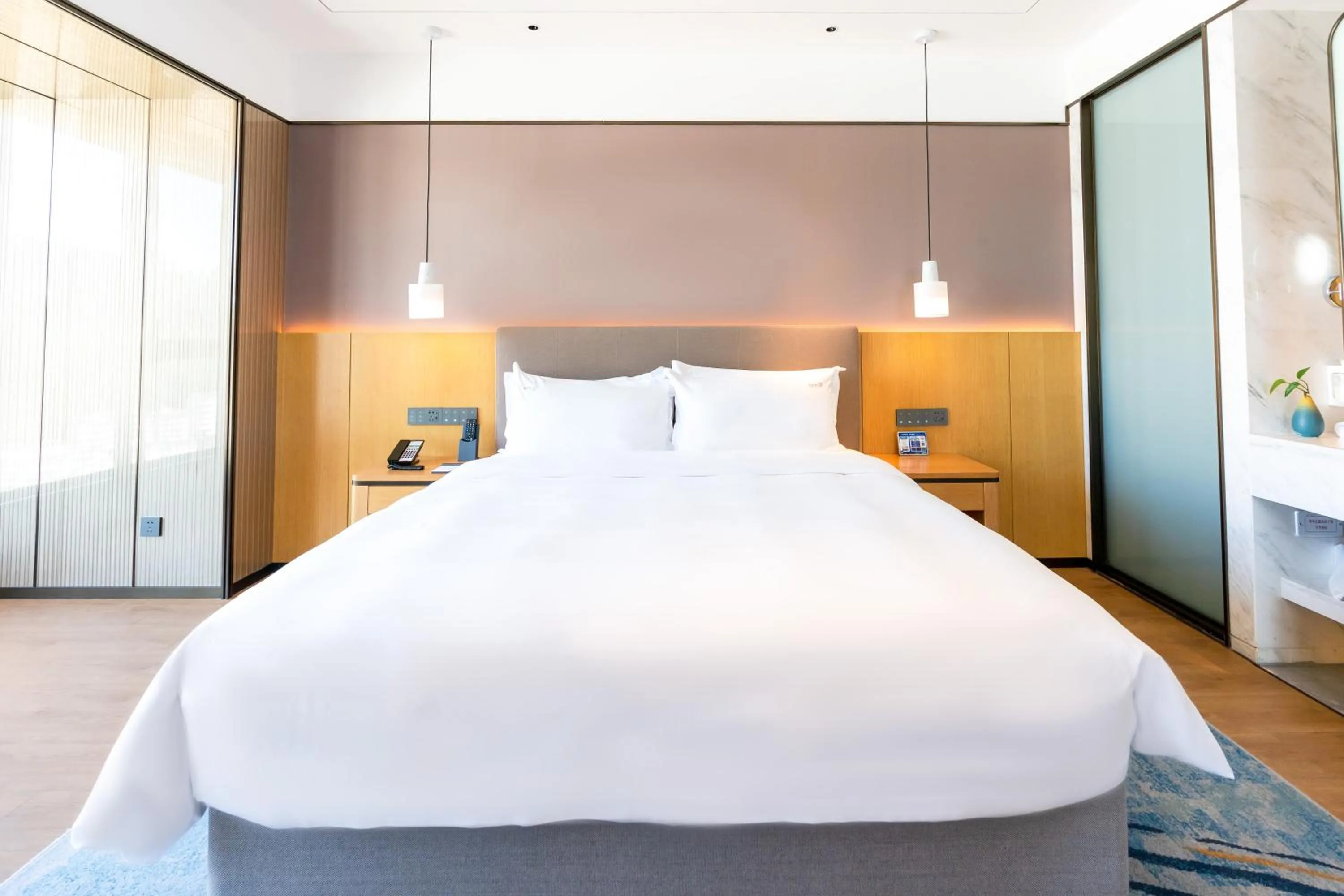 Bed in Holiday Inn One Thousand Island Lake by IHG