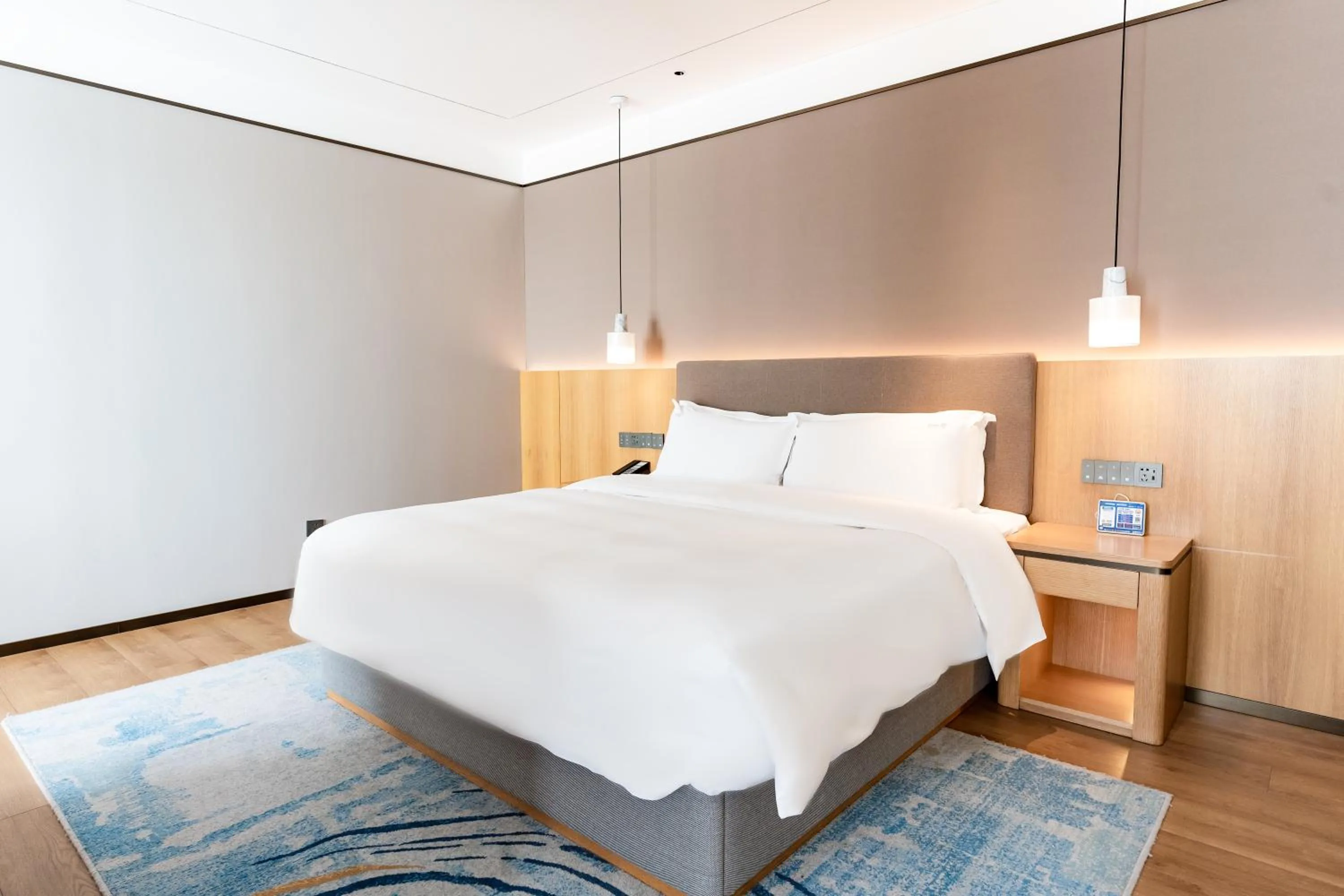 Bed in Holiday Inn One Thousand Island Lake by IHG