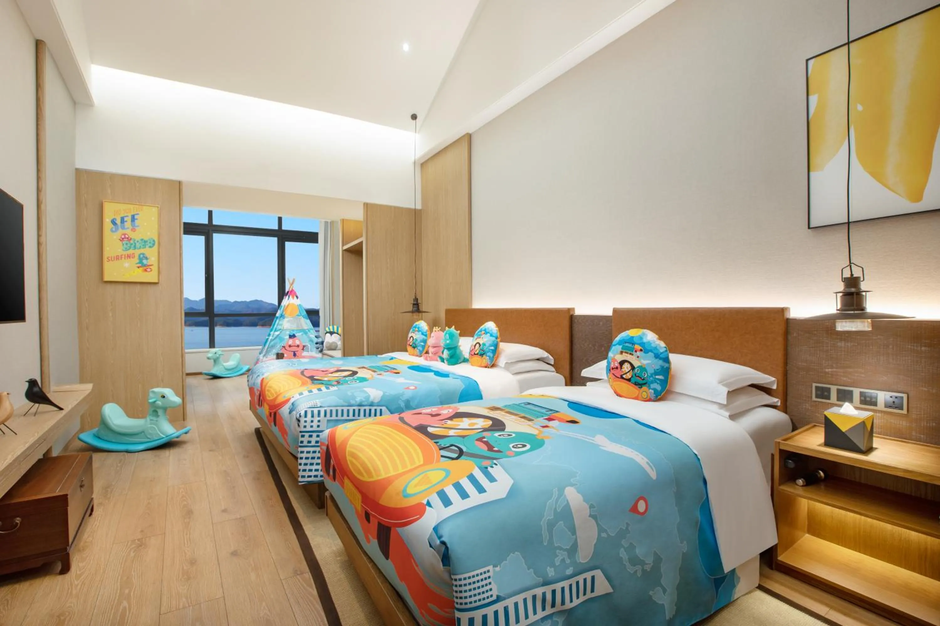 Photo of the whole room, Bed in voco Thousand Island Lake by IHG
