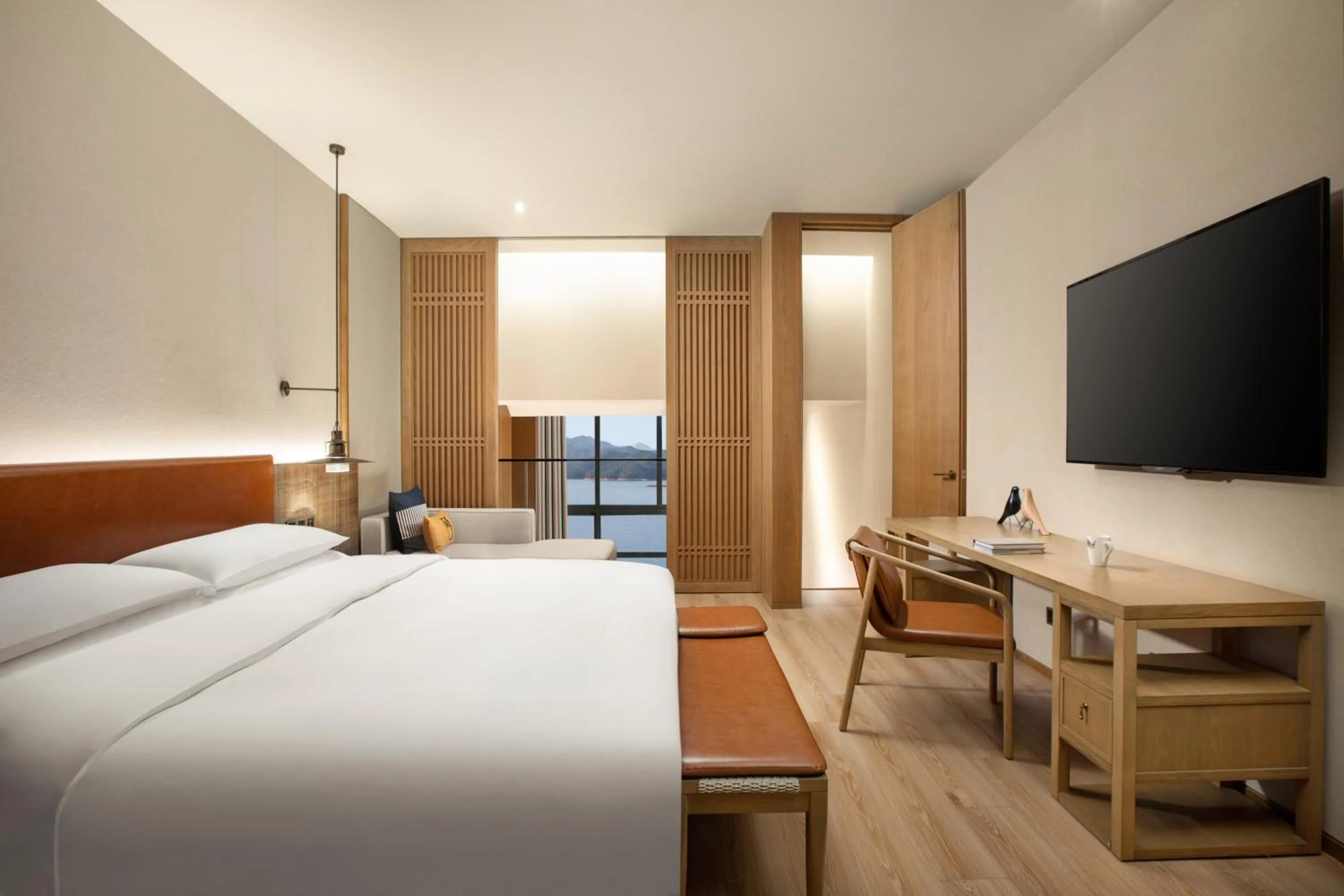 Bedroom, Bed in voco Thousand Island Lake by IHG