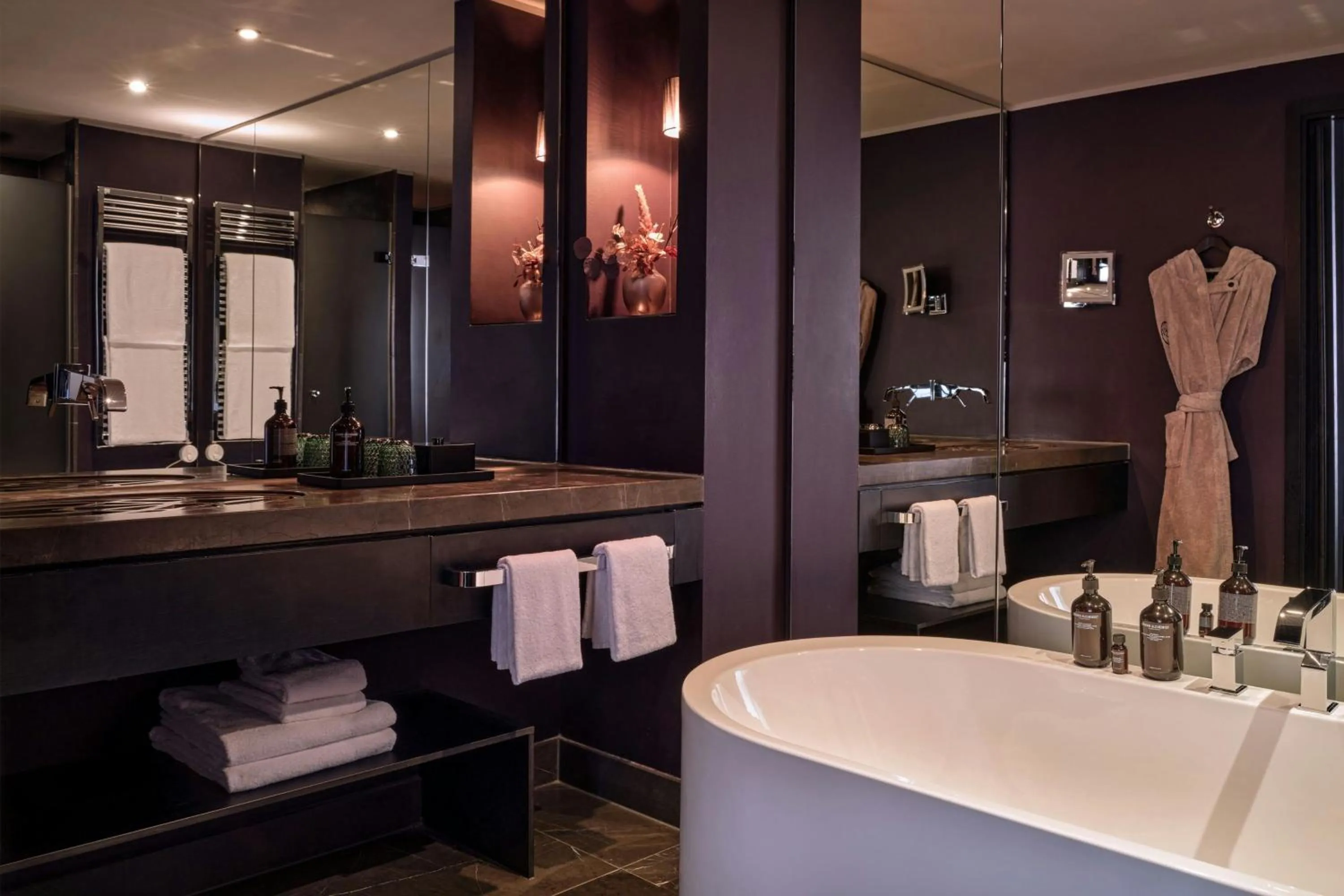 Bathroom in Roomers Frankfurt Central, Autograph Collection