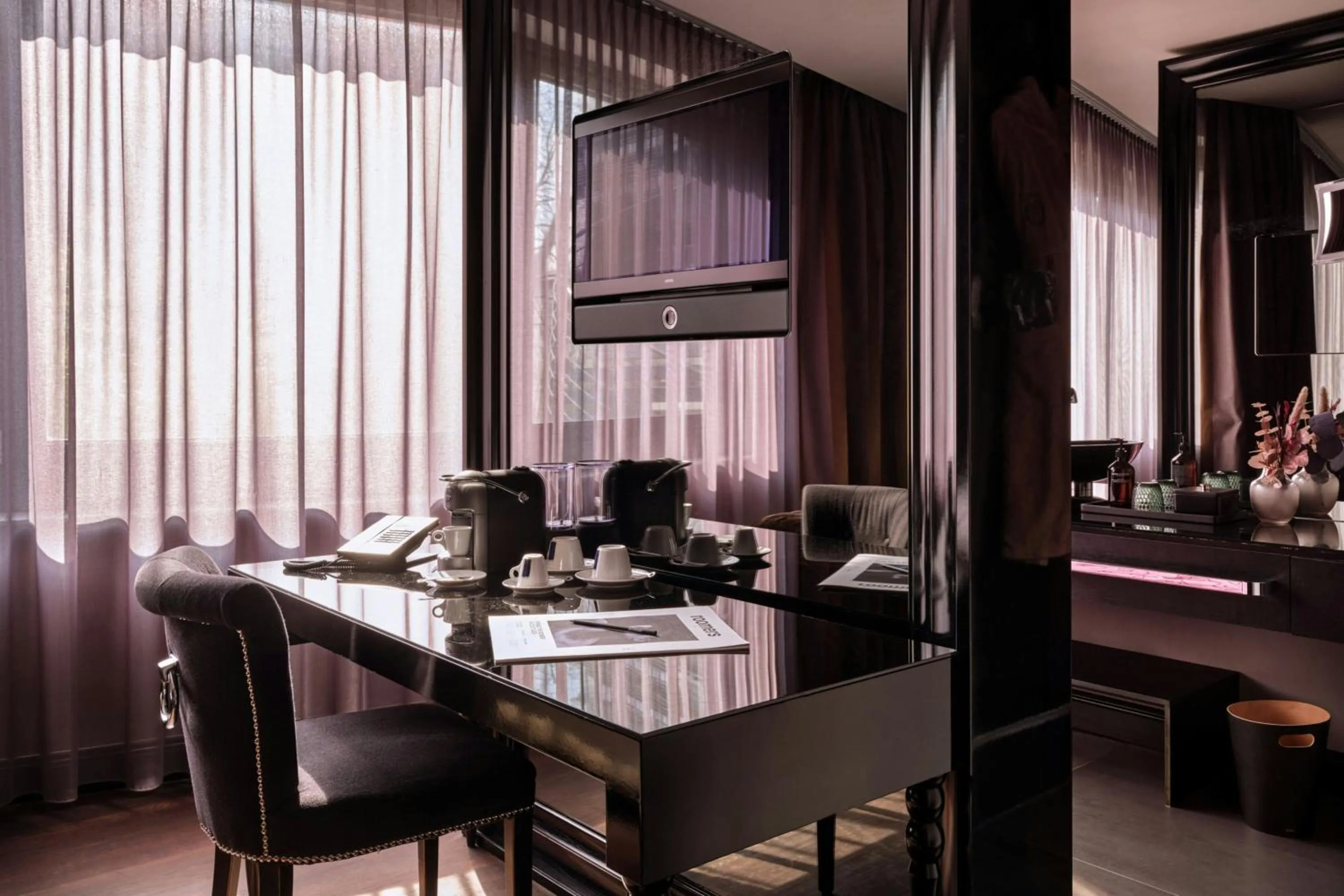 Photo of the whole room in Roomers Frankfurt Central, Autograph Collection