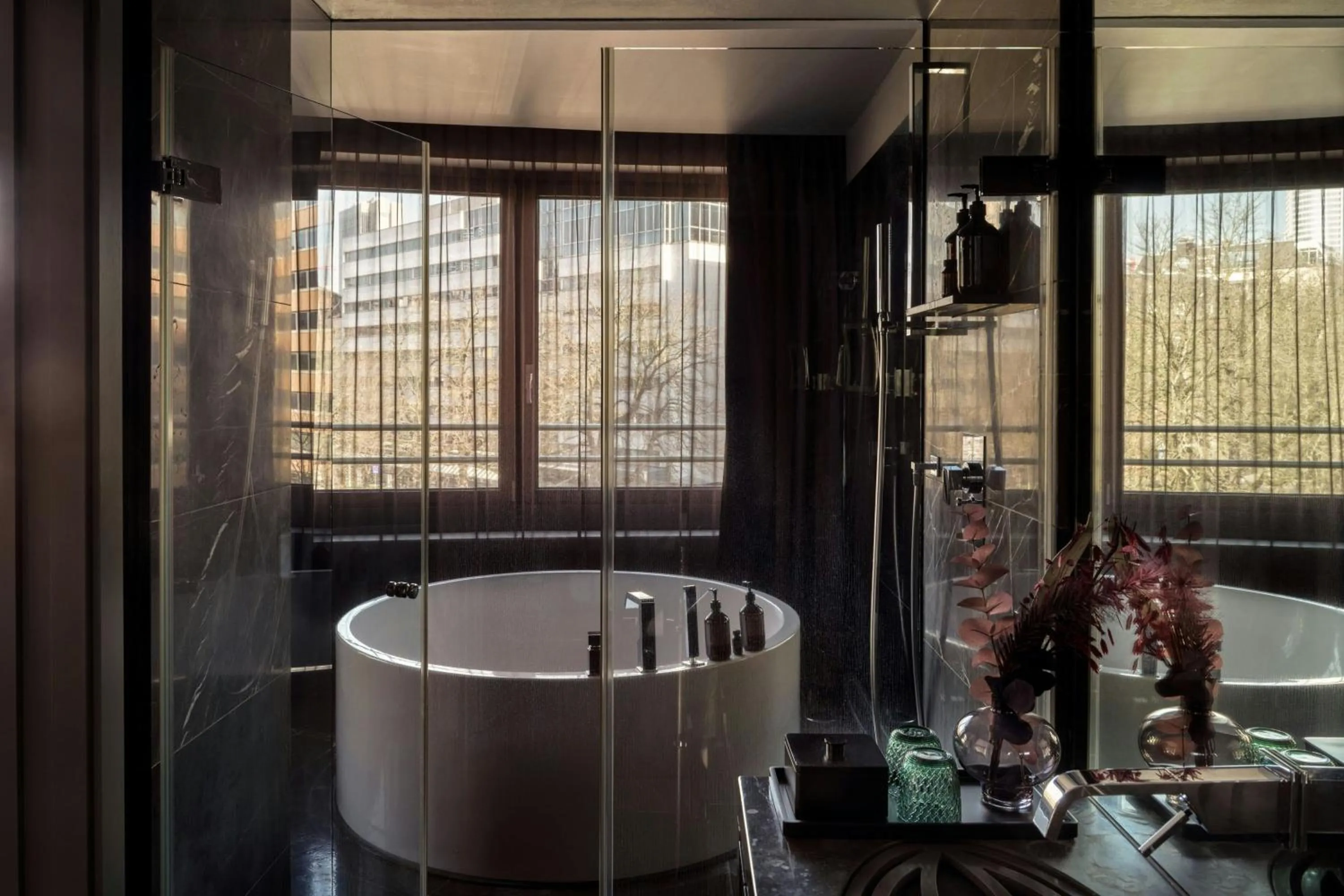 Bathroom in Roomers Frankfurt Central, Autograph Collection