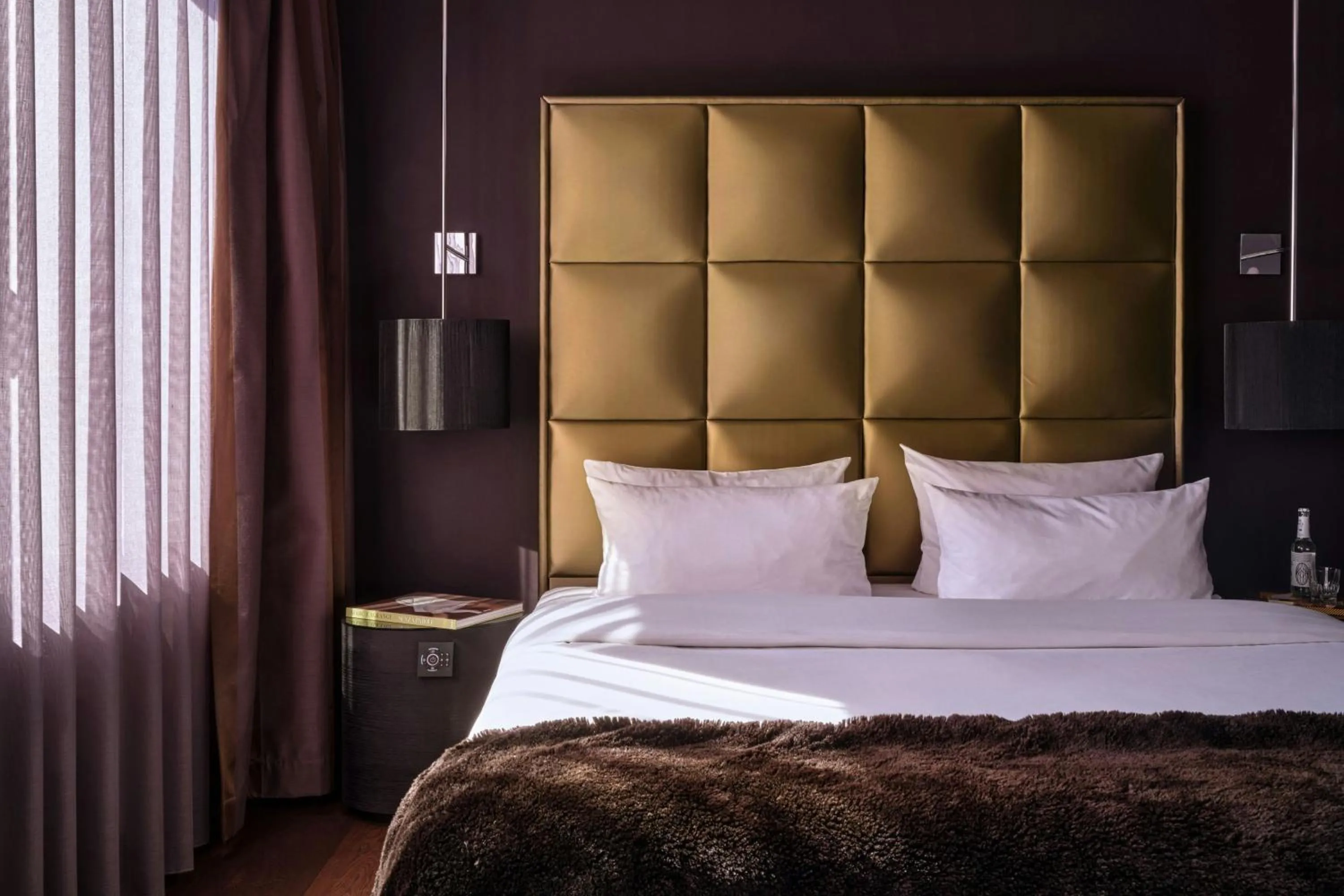 Bedroom, Bed in Roomers Frankfurt Central, Autograph Collection