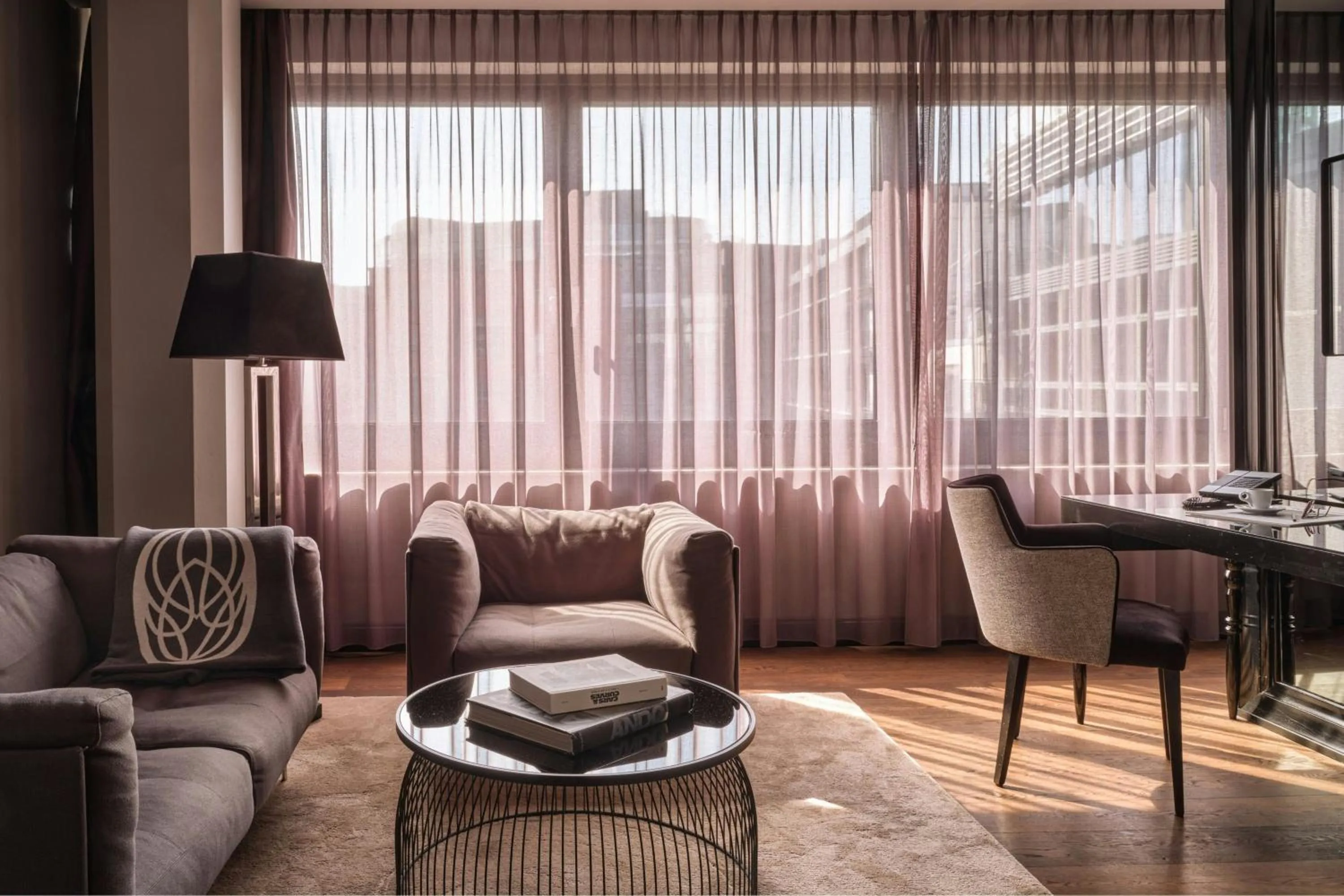 Living room in Roomers Frankfurt Central, Autograph Collection