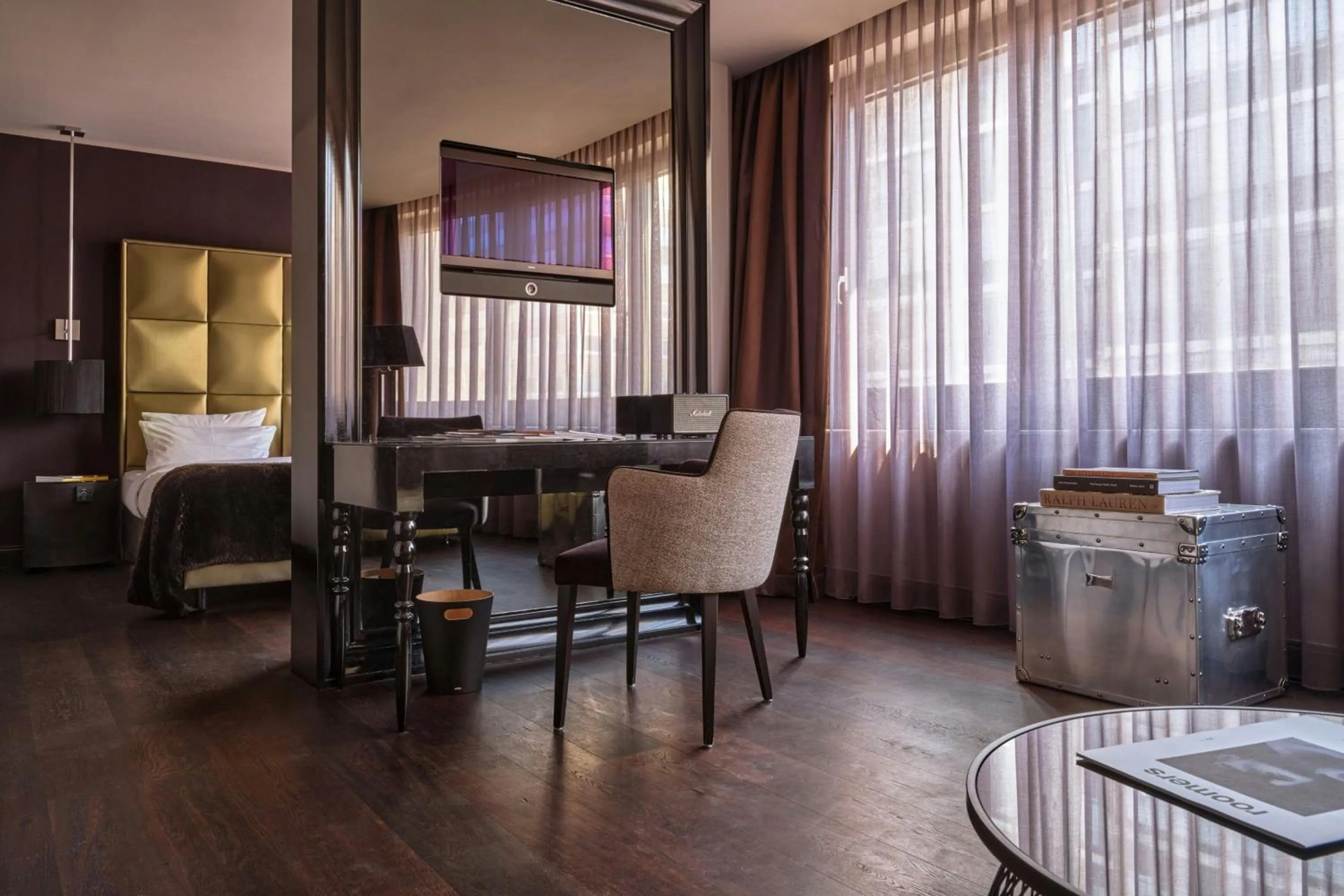 Bedroom in Roomers Frankfurt Central, Autograph Collection