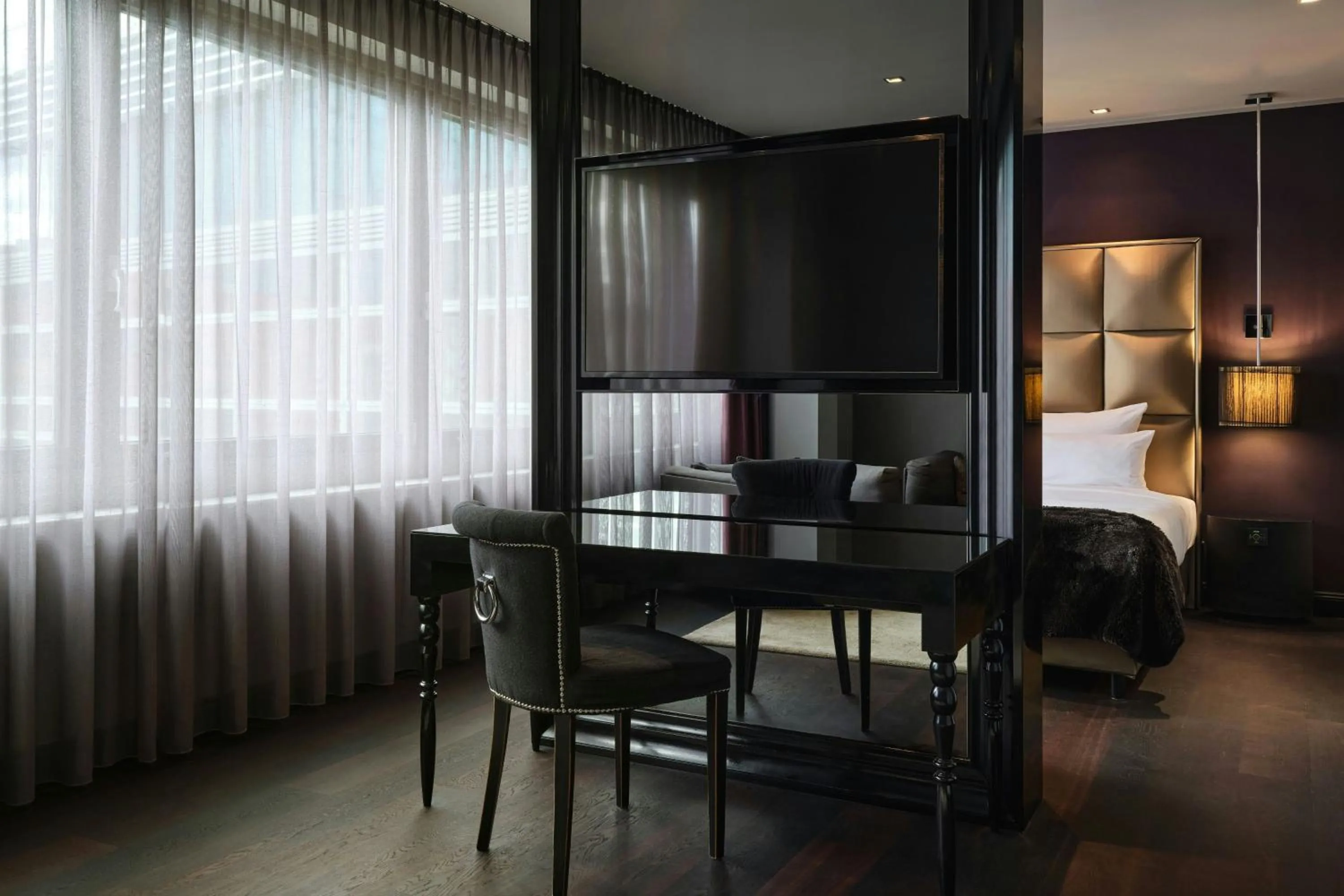 Photo of the whole room, Bed in Roomers Frankfurt Central, Autograph Collection