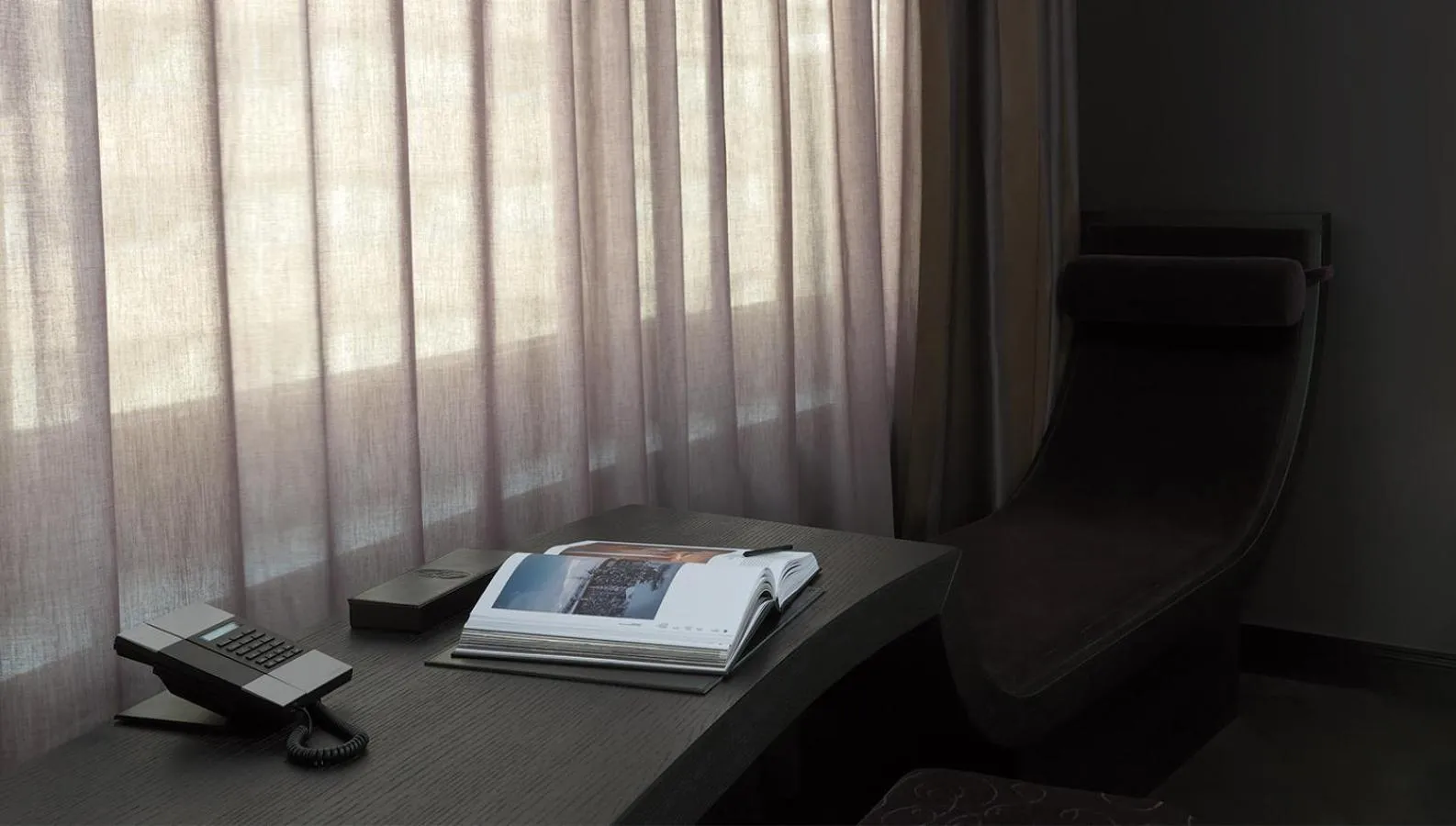 Deluxe Double Room in Roomers Frankfurt Central, Autograph Collection