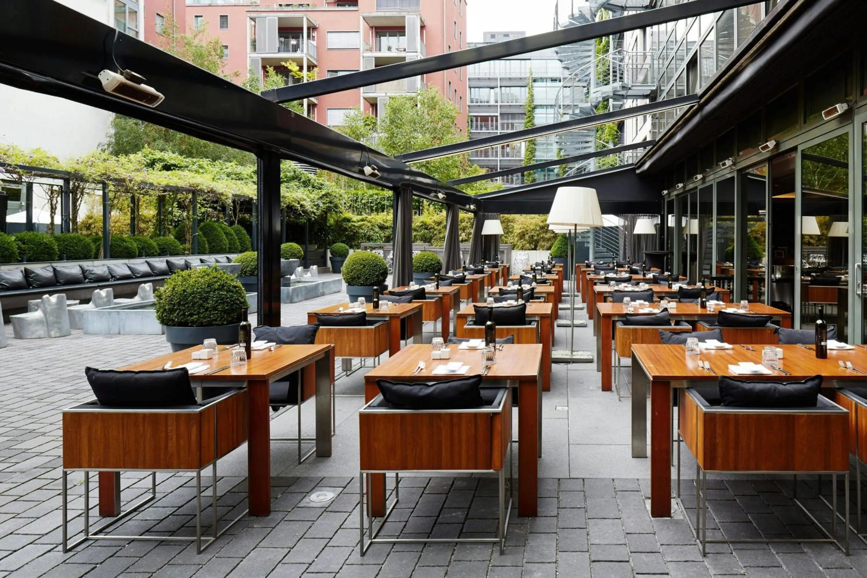 Restaurant/places to eat in Roomers Frankfurt Central, Autograph Collection