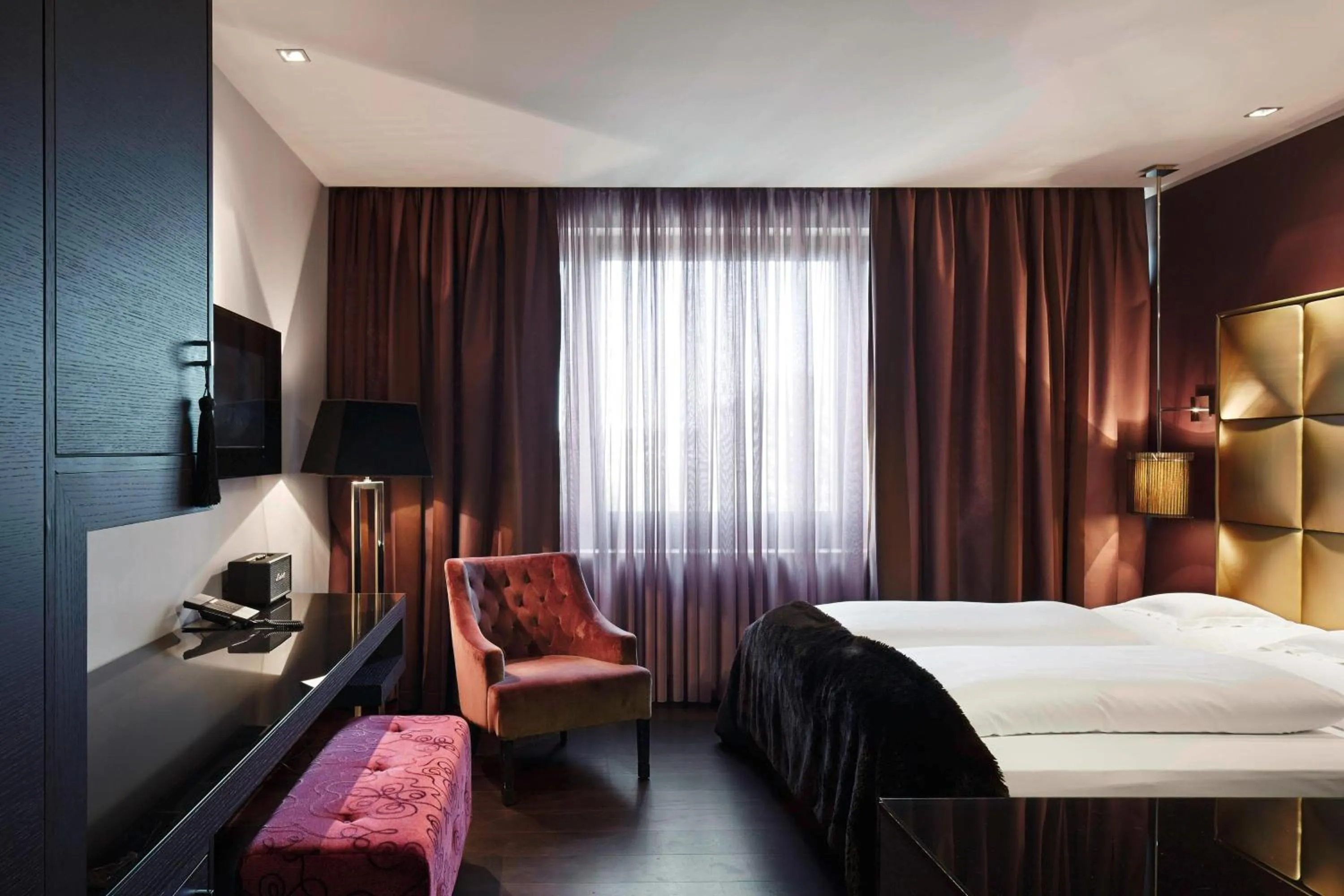 Photo of the whole room, Bed in Roomers Frankfurt Central, Autograph Collection