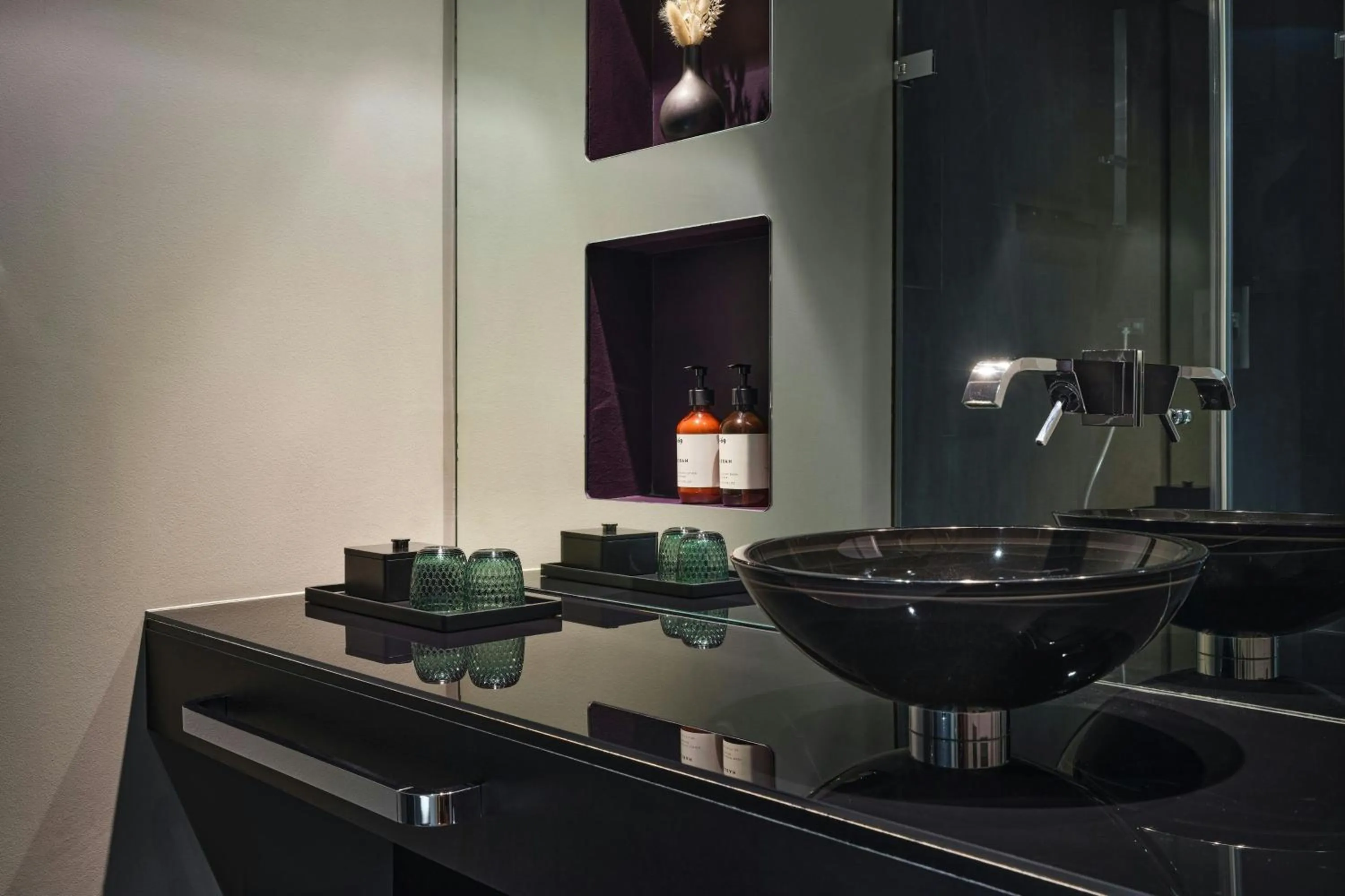 Bathroom in Roomers Frankfurt Central, Autograph Collection