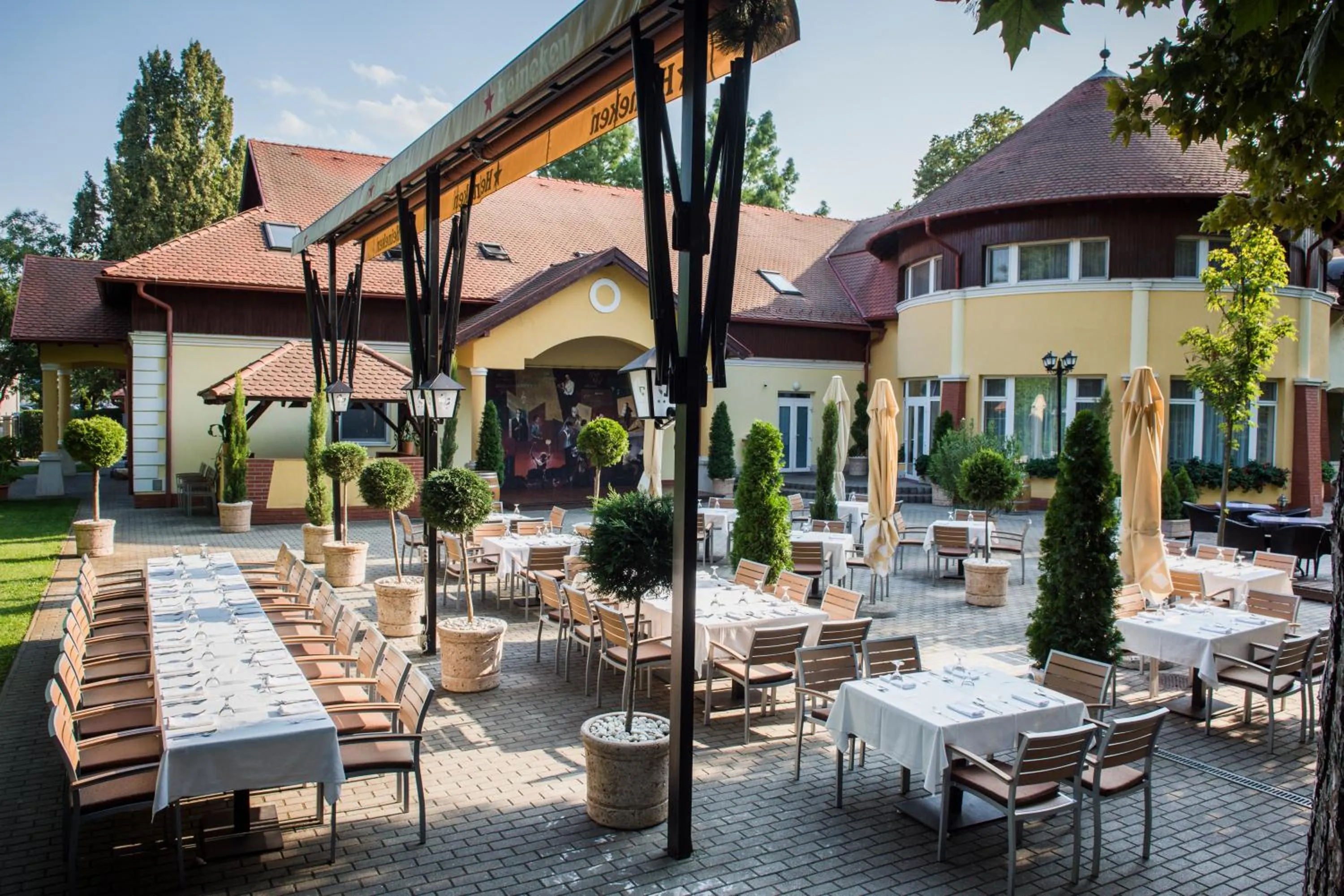 Patio in Garden Hotel Wellness és Konferencia