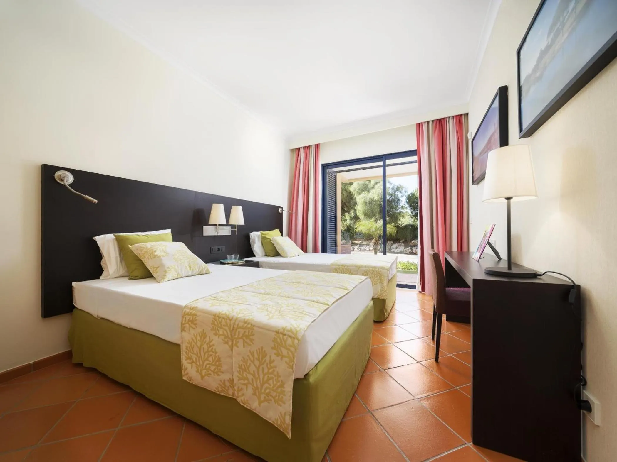 Photo of the whole room, Bed in AL - Apartamento Vila Sol F5 P