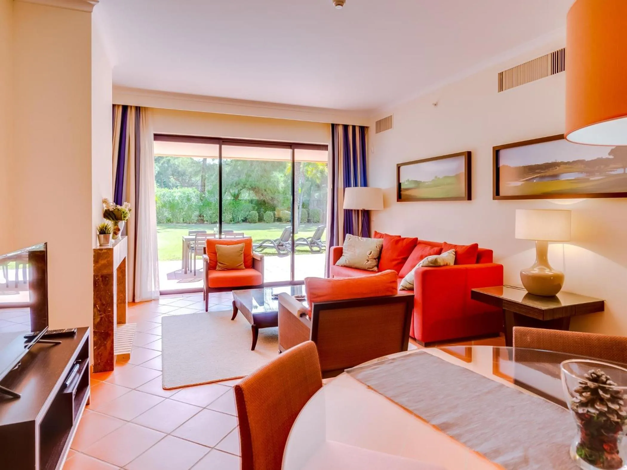 Living room, Bed in AL - Apartamento Vila Sol F5 P