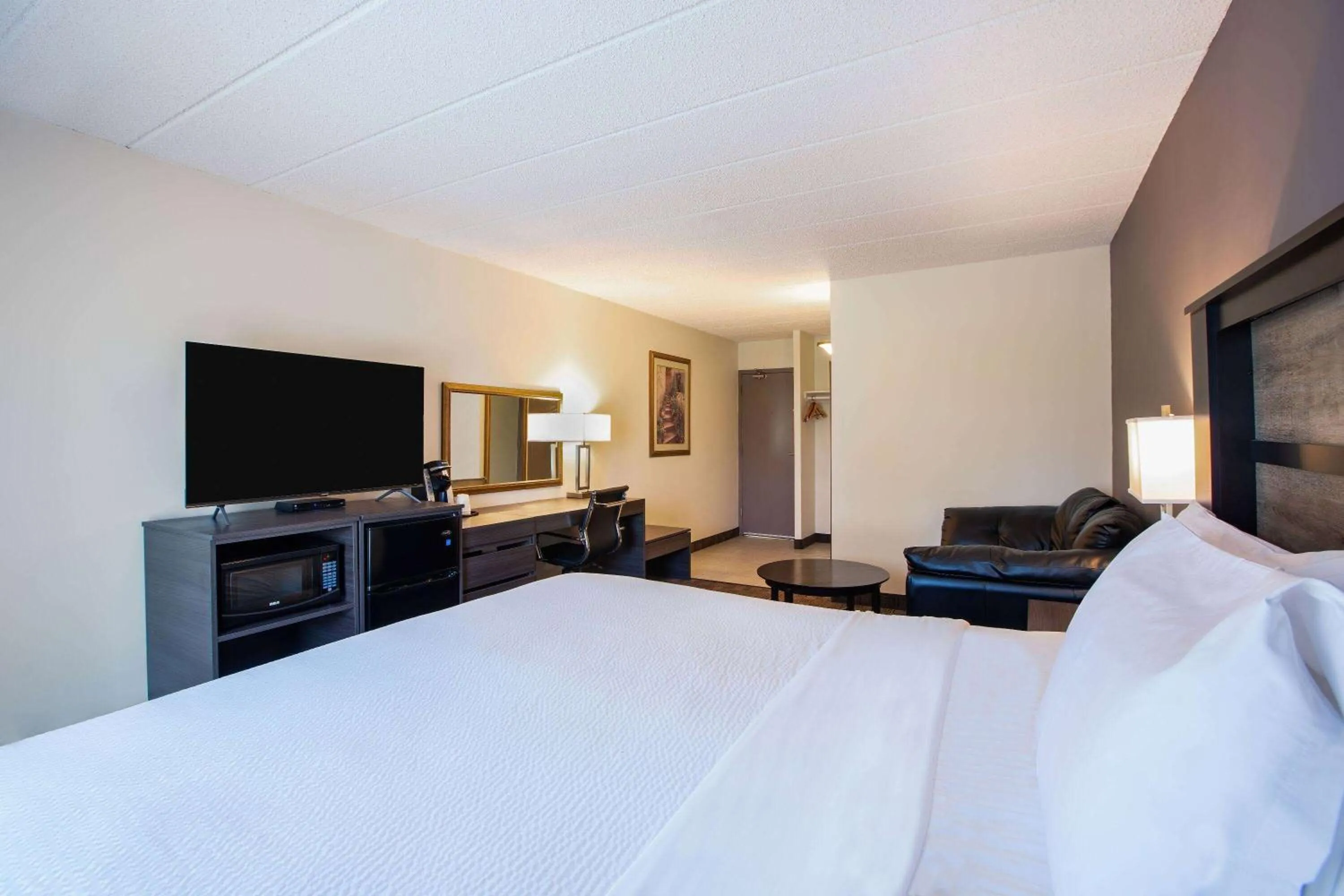 Bed in Days Inn by Wyndham Sudbury & Conference Centre