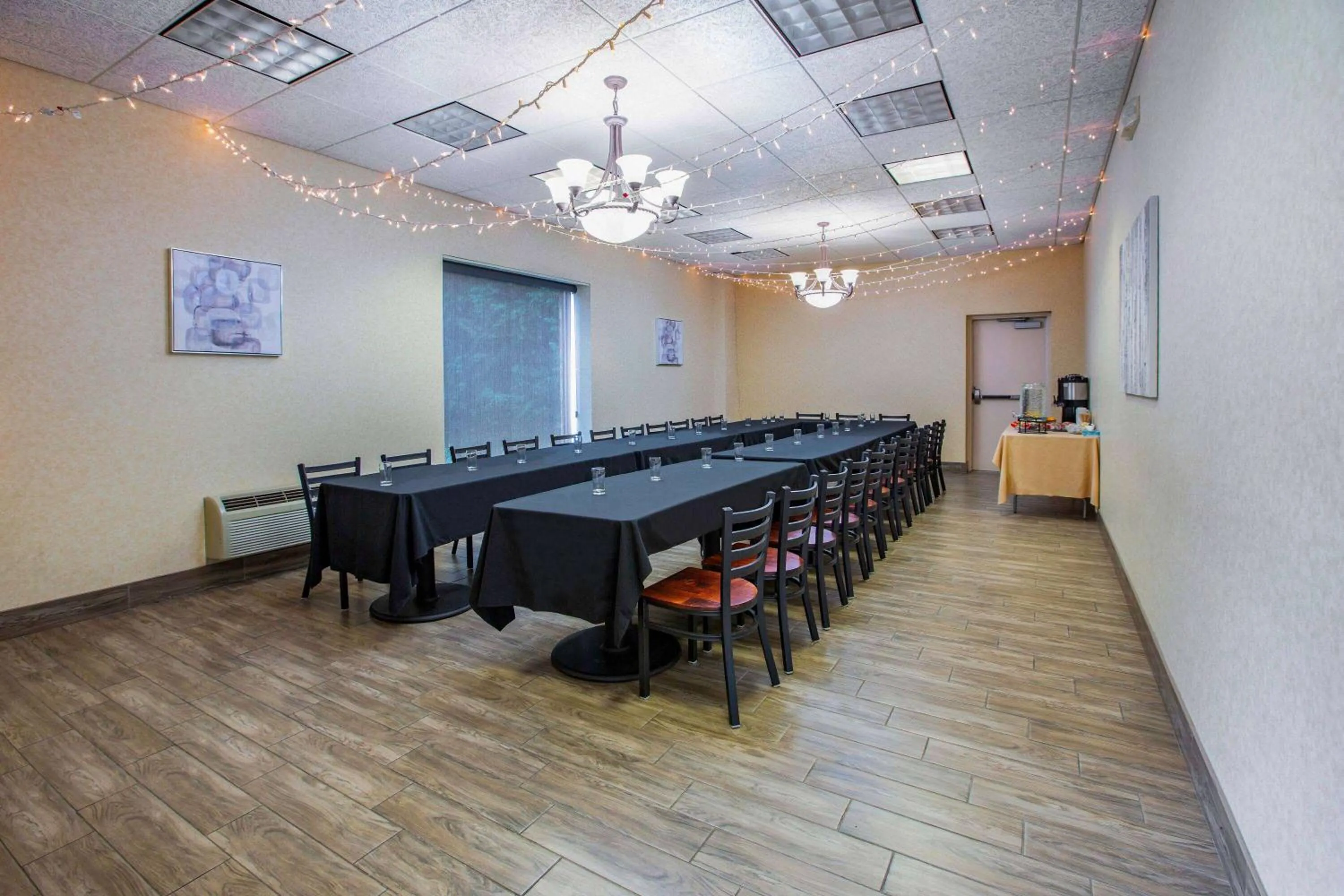 Meeting/conference room in Days Inn by Wyndham Sudbury & Conference Centre