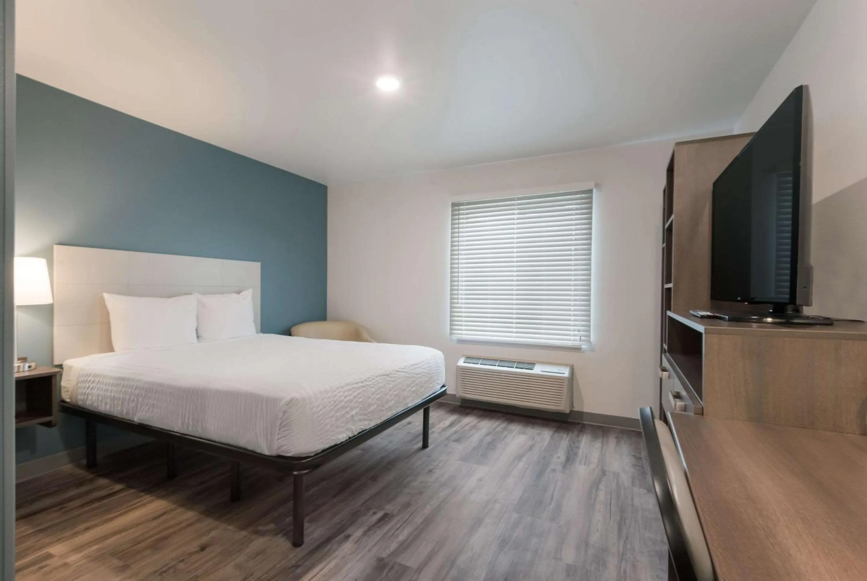 Bedroom, Bed in WoodSpring Suites Philadelphia Northeast