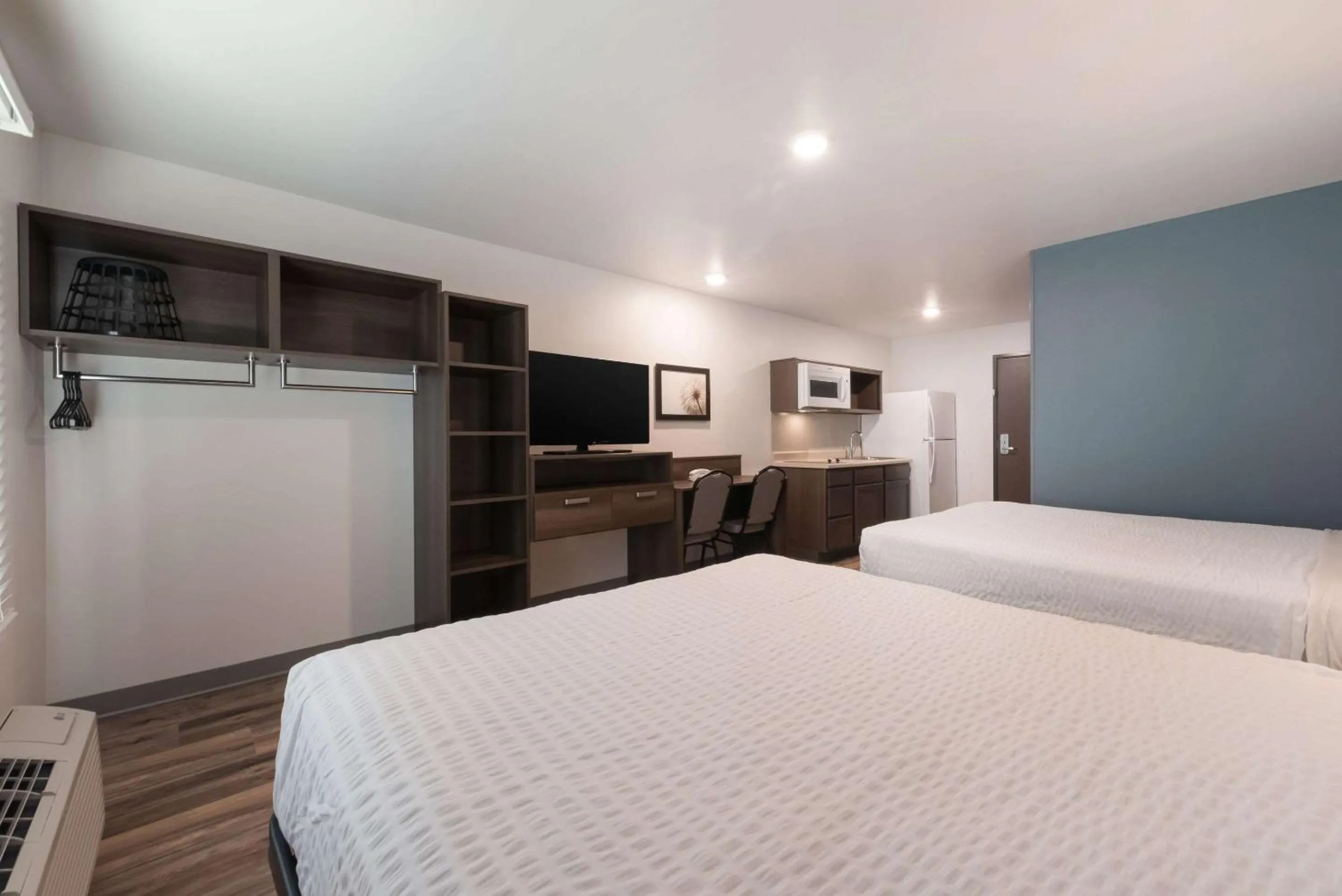 Bedroom, Bed in WoodSpring Suites Philadelphia Northeast