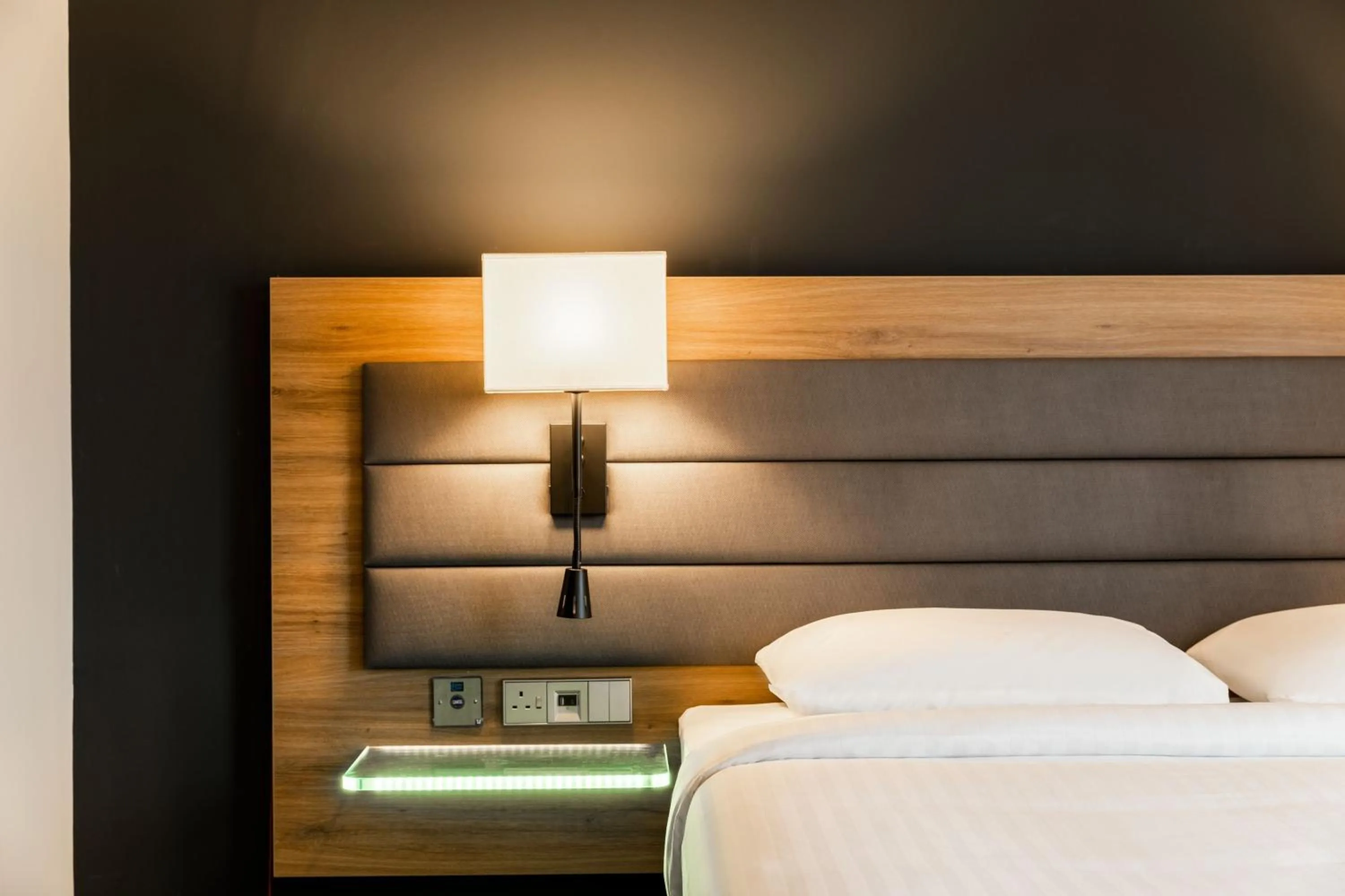 Photo of the whole room, Bed in Moxy Glasgow SEC