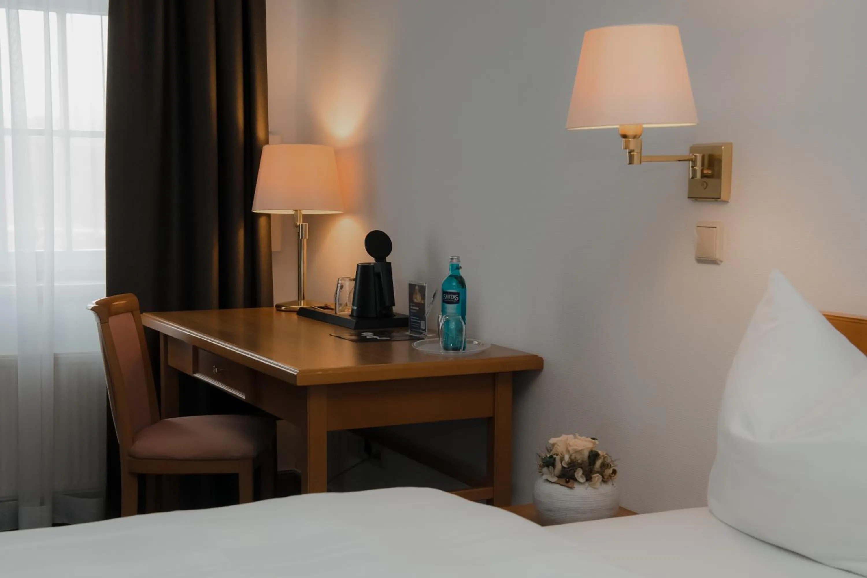 Coffee/tea facilities, Bed in Hotel Alekto