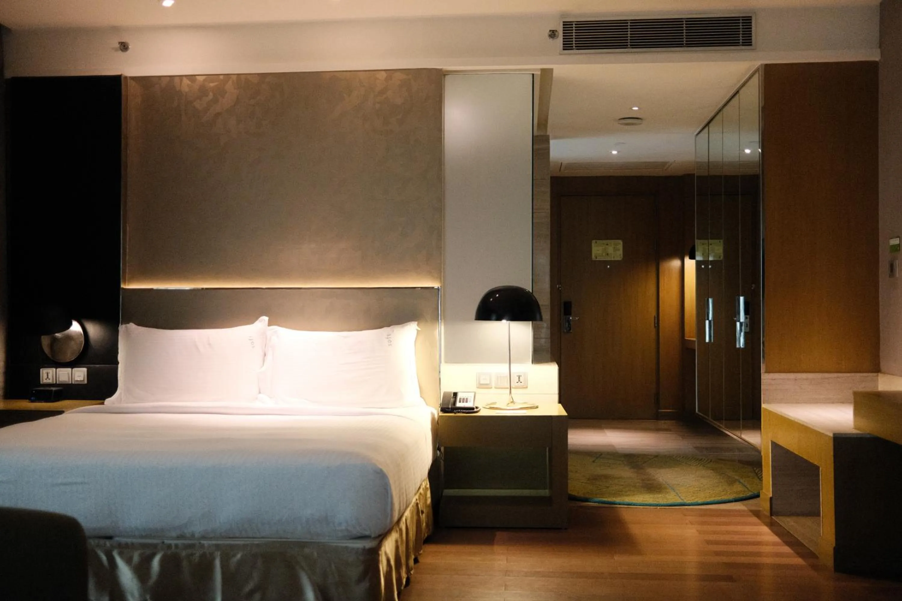 Bed in Holiday Inn New Delhi Aerocity by IHG